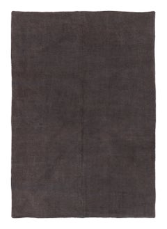 Rug & Kilim è un tappeto solido contemporaneo a trama piatta nei toni del marrone e del carbone.