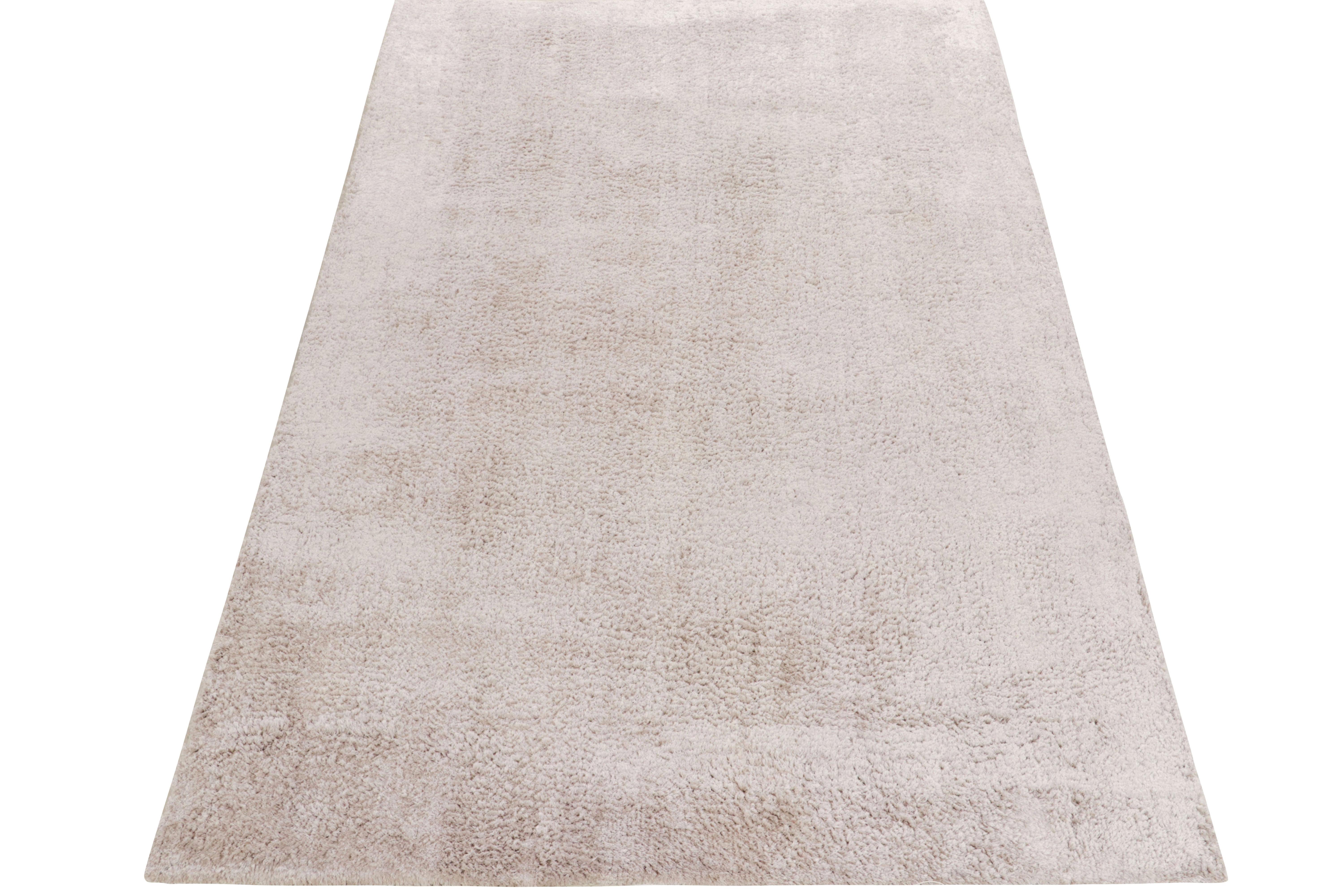 Dieses aus reiner Wolle handgeknüpfte 5x9 große zeitgenössische Stück von Rug & Kilim spricht eine subtile und doch raffinierte Sprache des Designs. Das wunderschöne, neutrale Stück hat einen üppigen Flor, der bei unterschiedlichen