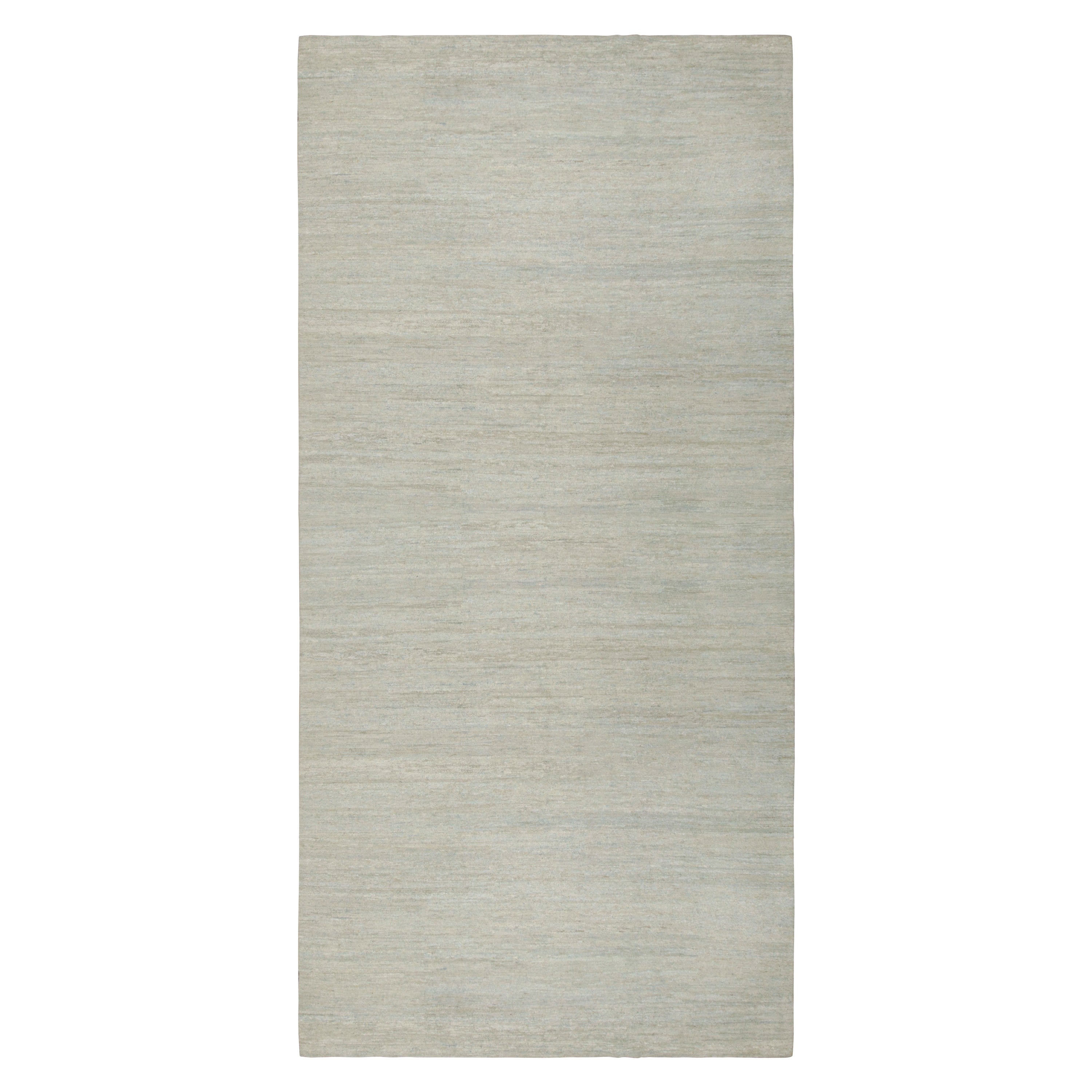Annodato a mano in lana, questo tappeto contemporaneo 9x17 nei toni del beige e del grigio, che fa parte della Rug & Kilim Textural Collection, è una rivisitazione inventiva dei tappeti solidi con il movimento delle sue sottili striature. 

Sul