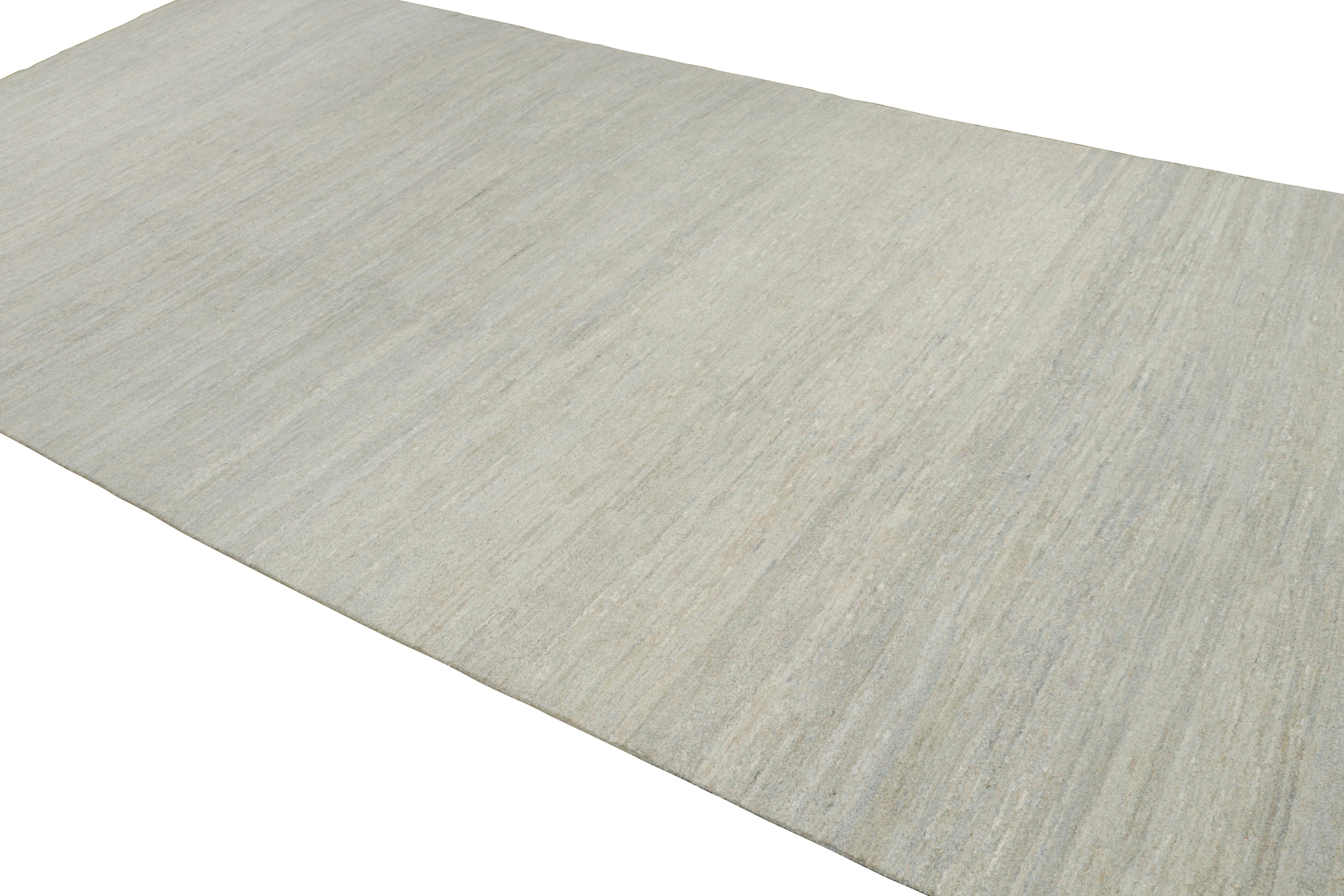 Moderno Rug & Kilim è un tappeto solido contemporaneo con striature grigie e blu. in vendita