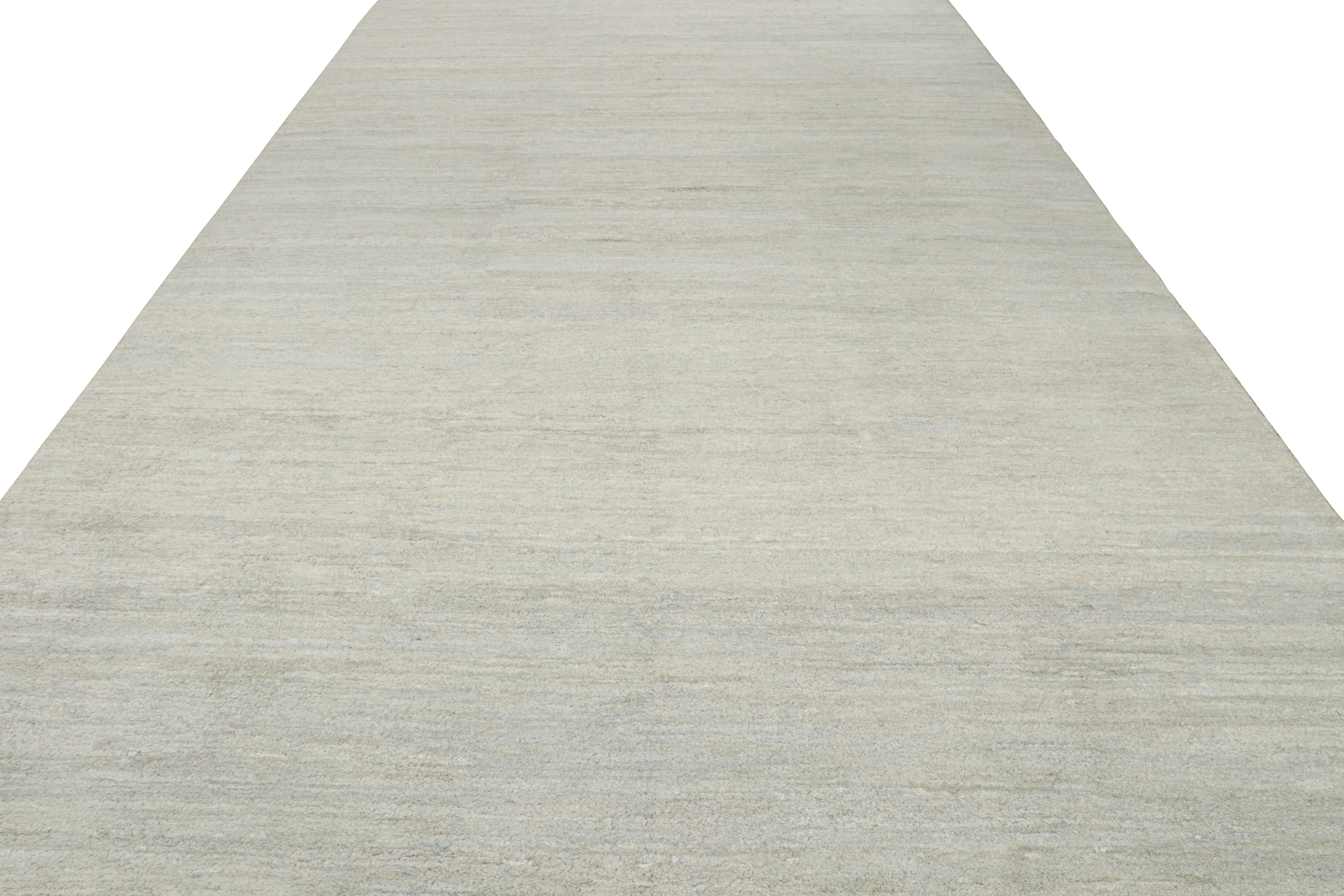Indiano Rug & Kilim è un tappeto solido contemporaneo con striature grigie e blu. in vendita