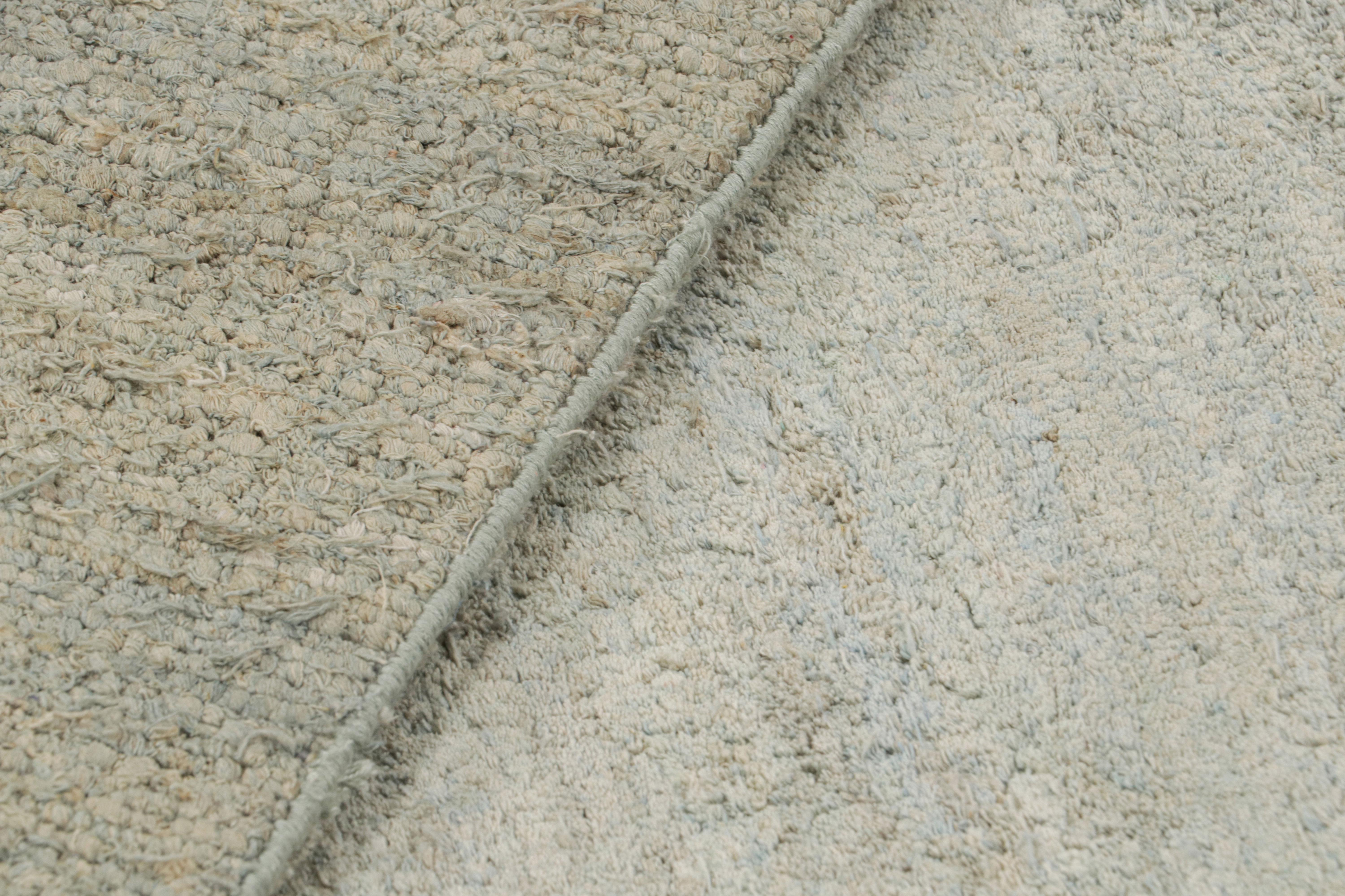 XXI secolo e contemporaneo Rug & Kilim è un tappeto solido contemporaneo con striature grigie e blu. in vendita