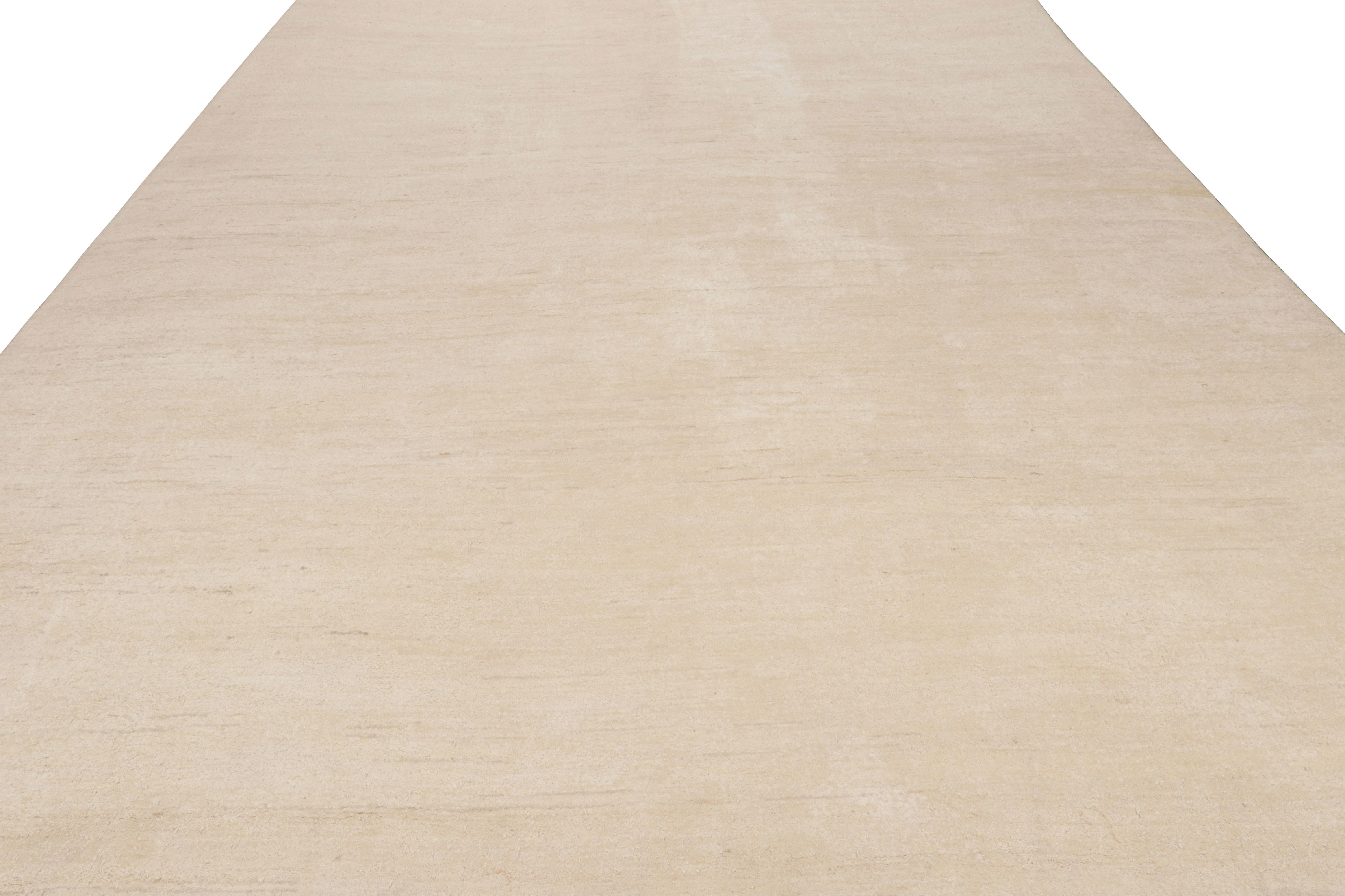 Indien Rug & Kilim's Contemporary Solid Rug in Neutral Beige Tones (Tapis massif contemporain dans les tons neutres de beige) en vente