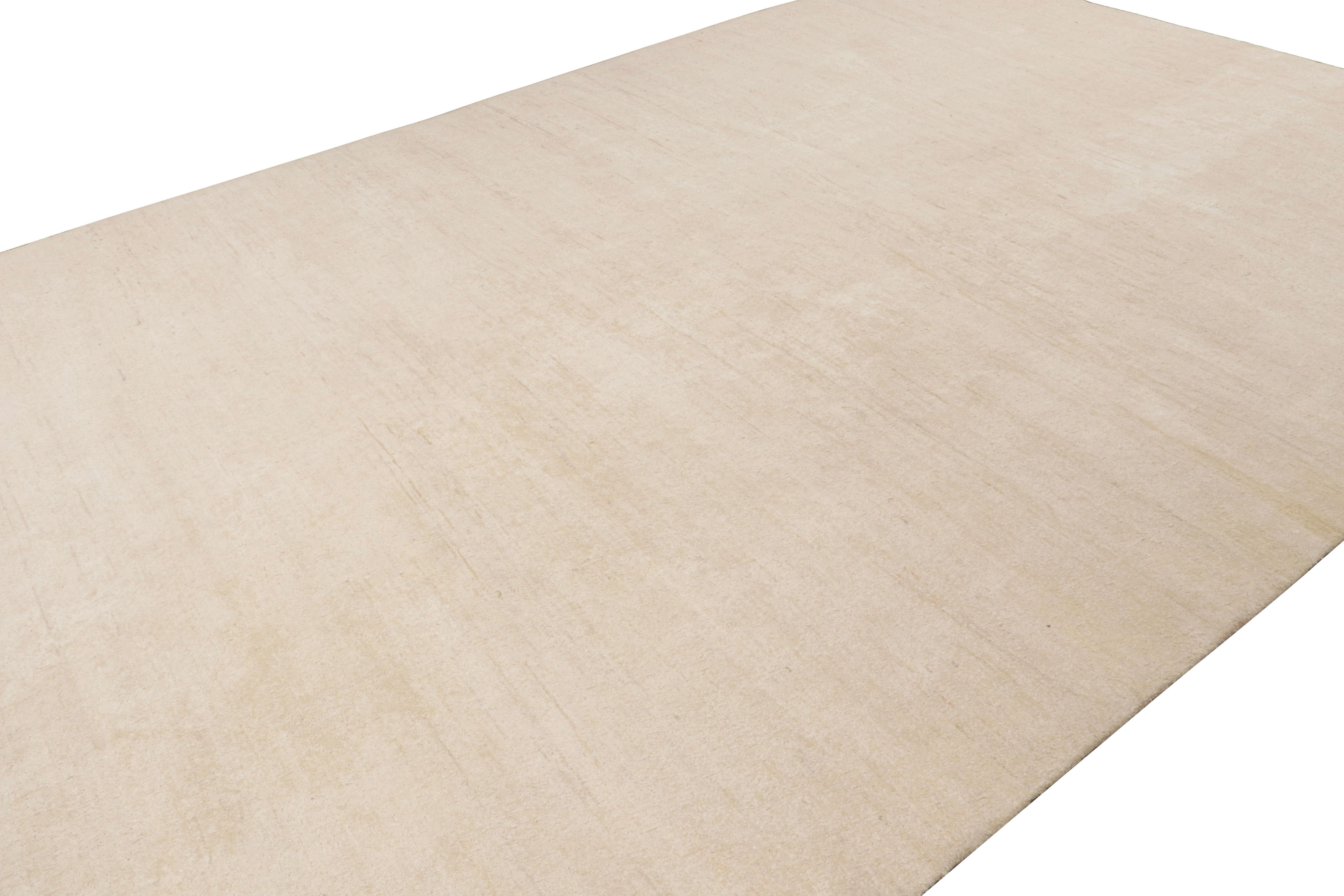 Moderno Rug & Kilim è un tappeto solido contemporaneo nei toni neutri del beige. in vendita