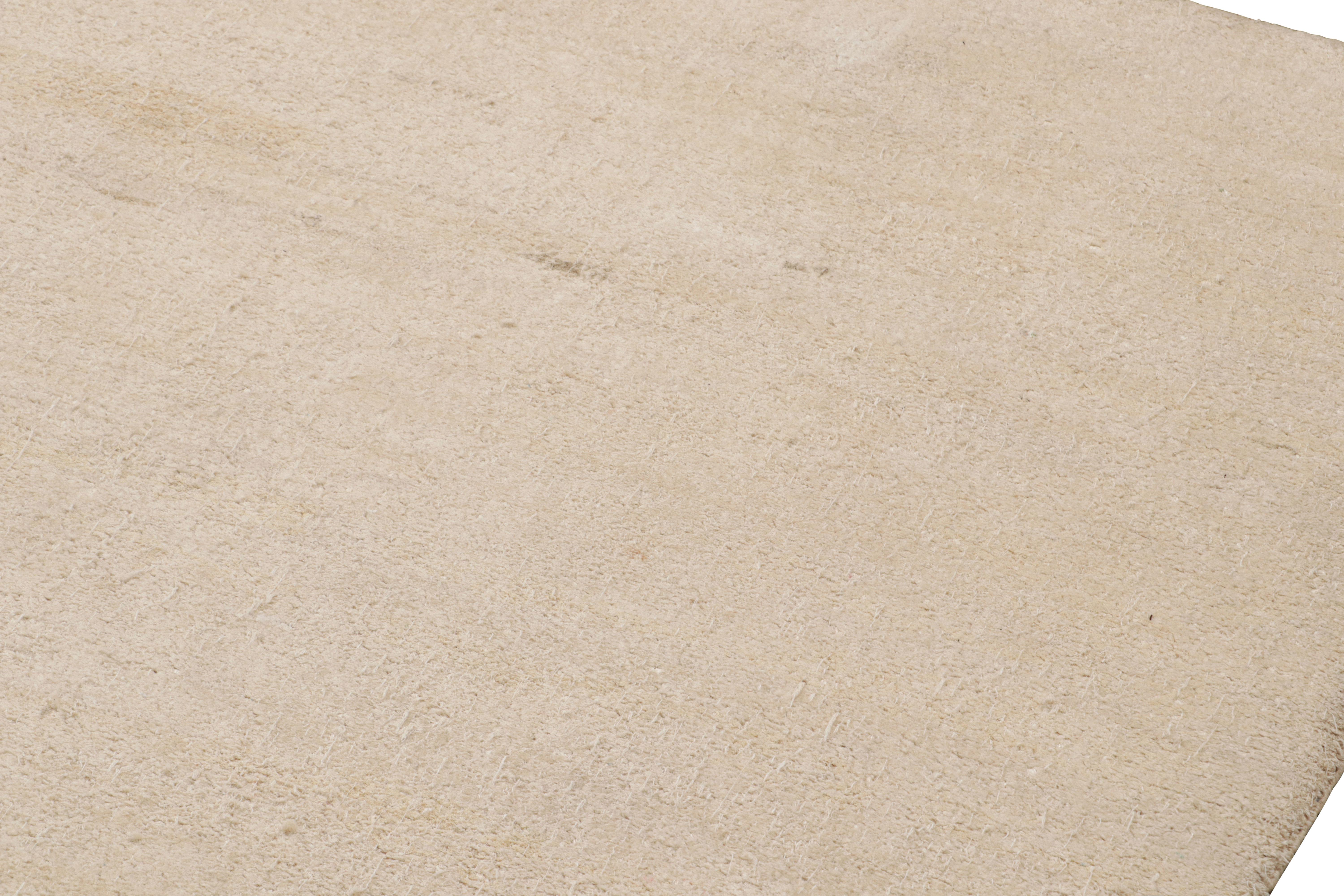 Annodato a mano Rug & Kilim è un tappeto solido contemporaneo nei toni neutri del beige. in vendita