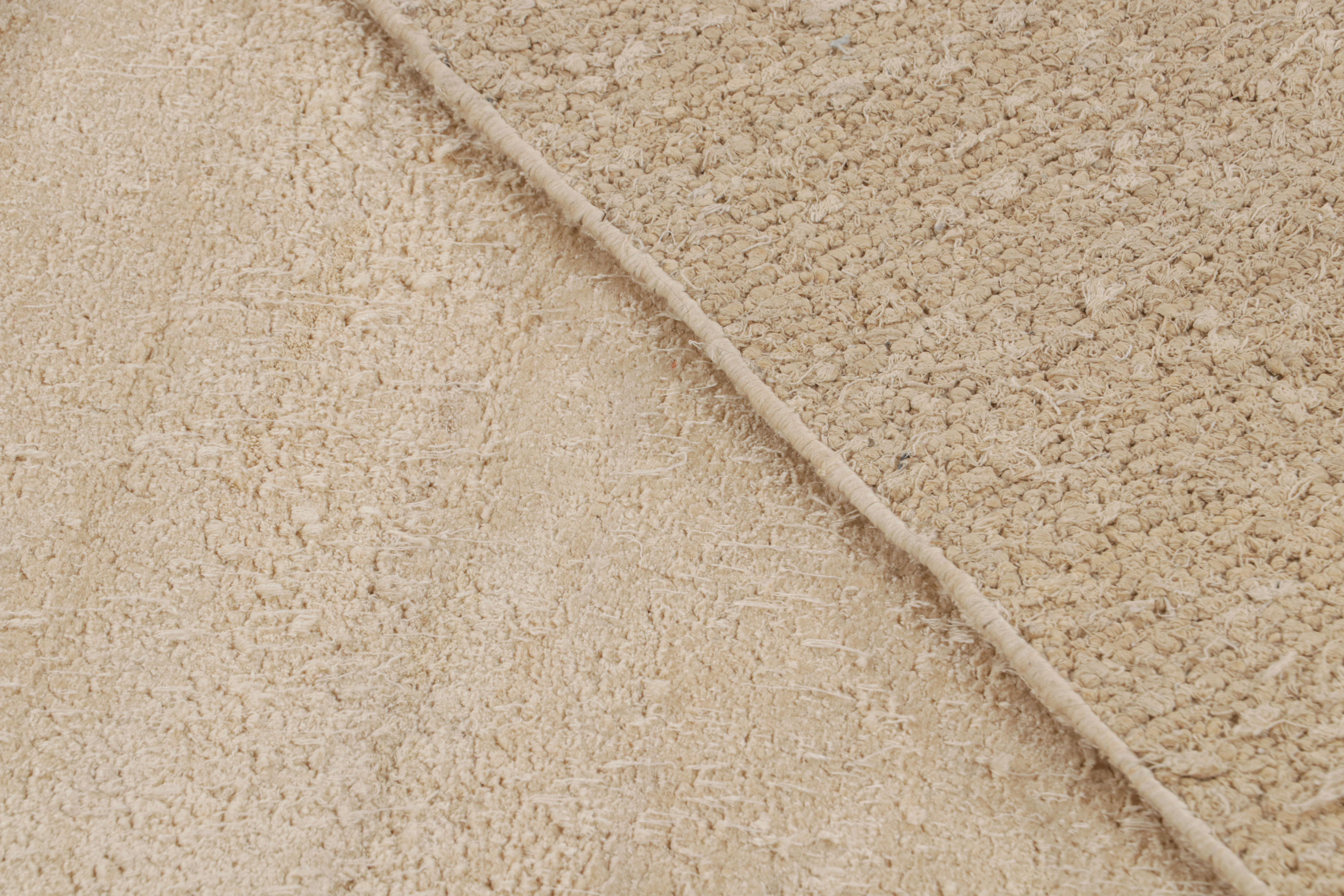 XXIe siècle et contemporain Rug & Kilim's Contemporary Solid Rug in Neutral Beige Tones (Tapis massif contemporain dans les tons neutres de beige) en vente