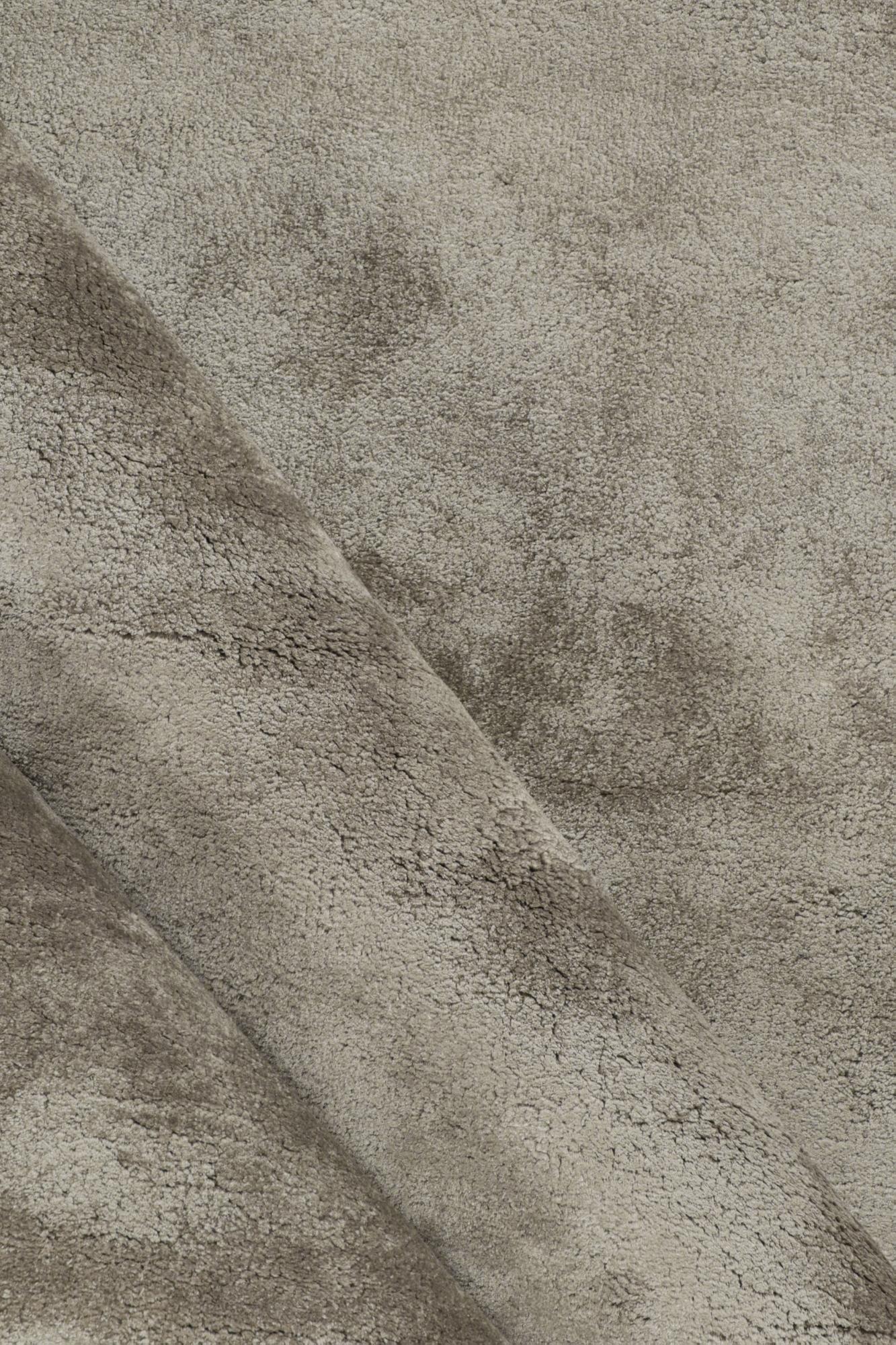 Zeitgenössischer solider Teppich von Rug & Kilim in Silber-Grau im Zustand „Neu“ im Angebot in Long Island City, NY