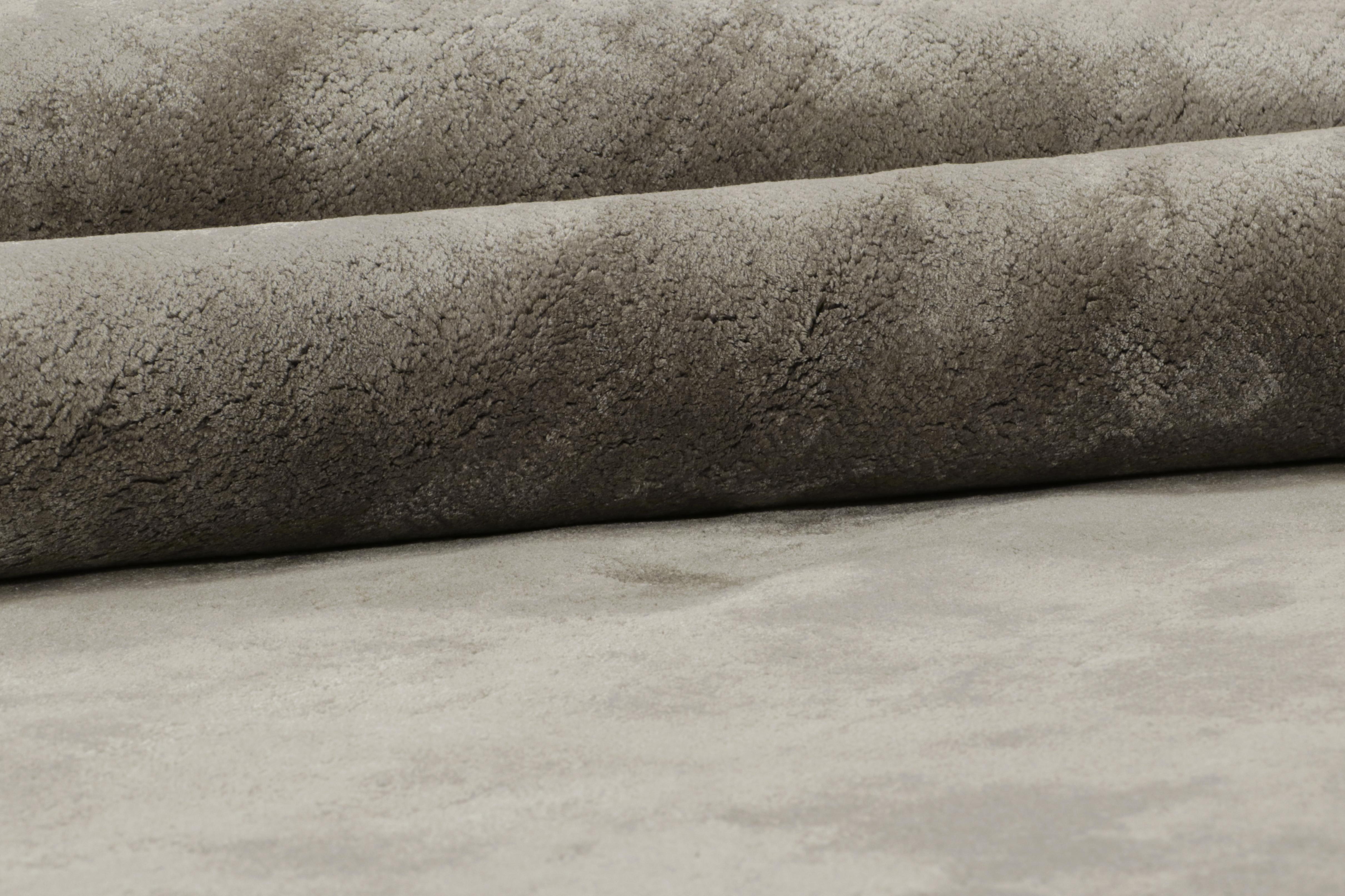 Zeitgenössischer solider Teppich von Rug & Kilim in Silber-Grau (21. Jahrhundert und zeitgenössisch) im Angebot