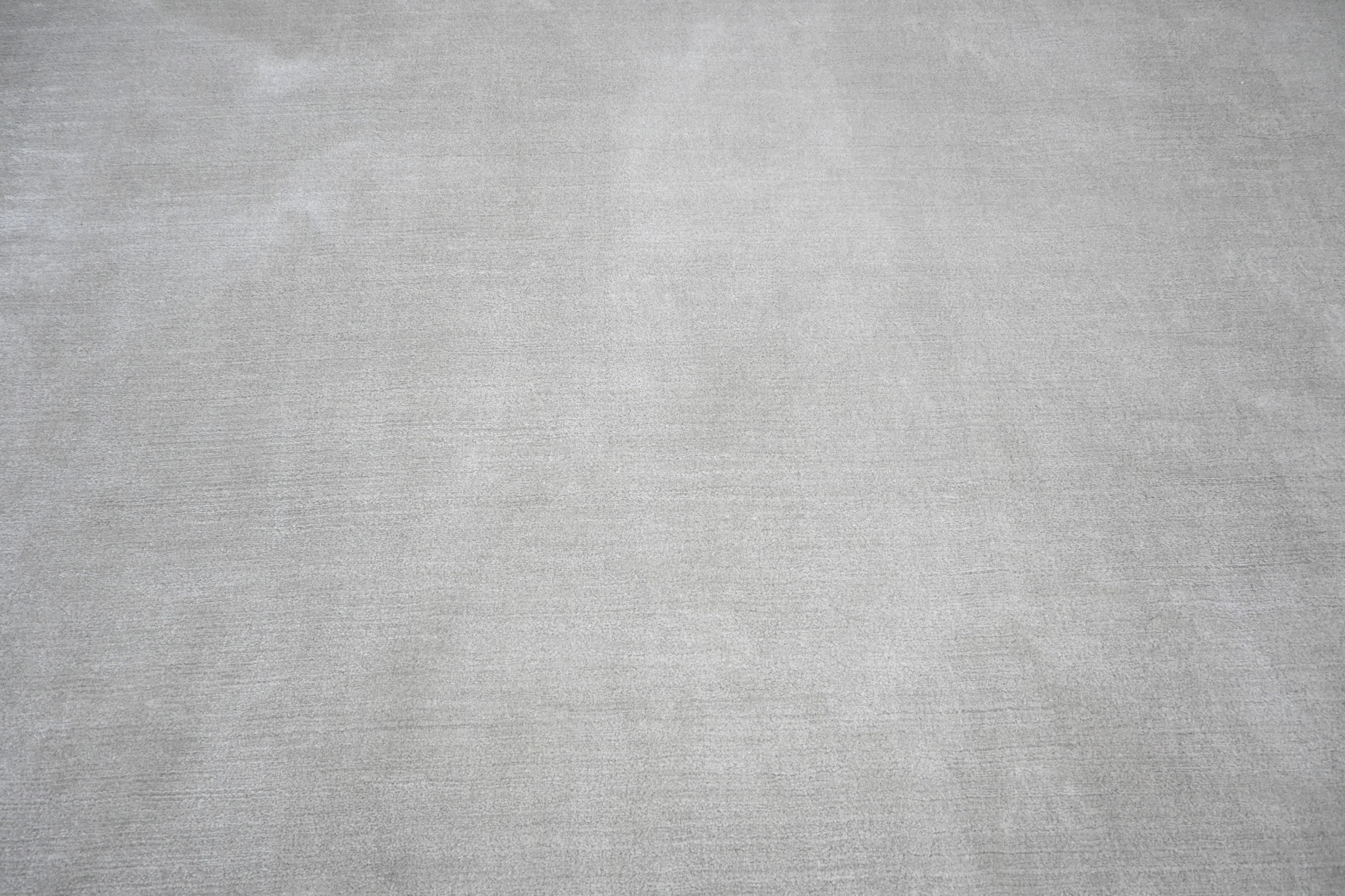Indiano Rug & Kilim - Tappeto solido contemporaneo in grigio-argento in vendita