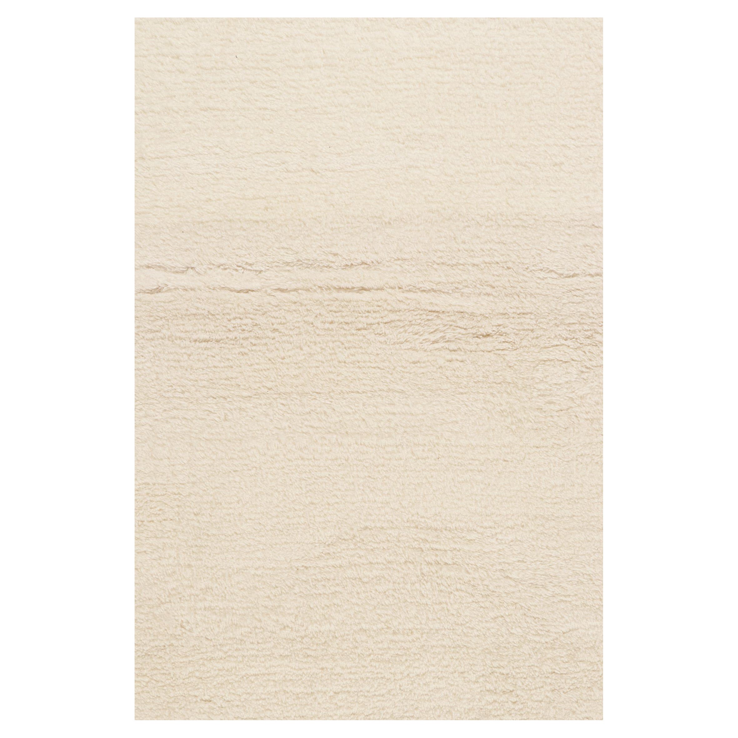 Questo tappeto contemporaneo a tinta unita 12x17 è una nuova aggiunta alla collezione Texture of Color di Rug & Kilim. Annodato a mano in lana naturale.

Ulteriori informazioni sul design:

Questa deliziosa miscela di lussuosi toni avorio e bianco