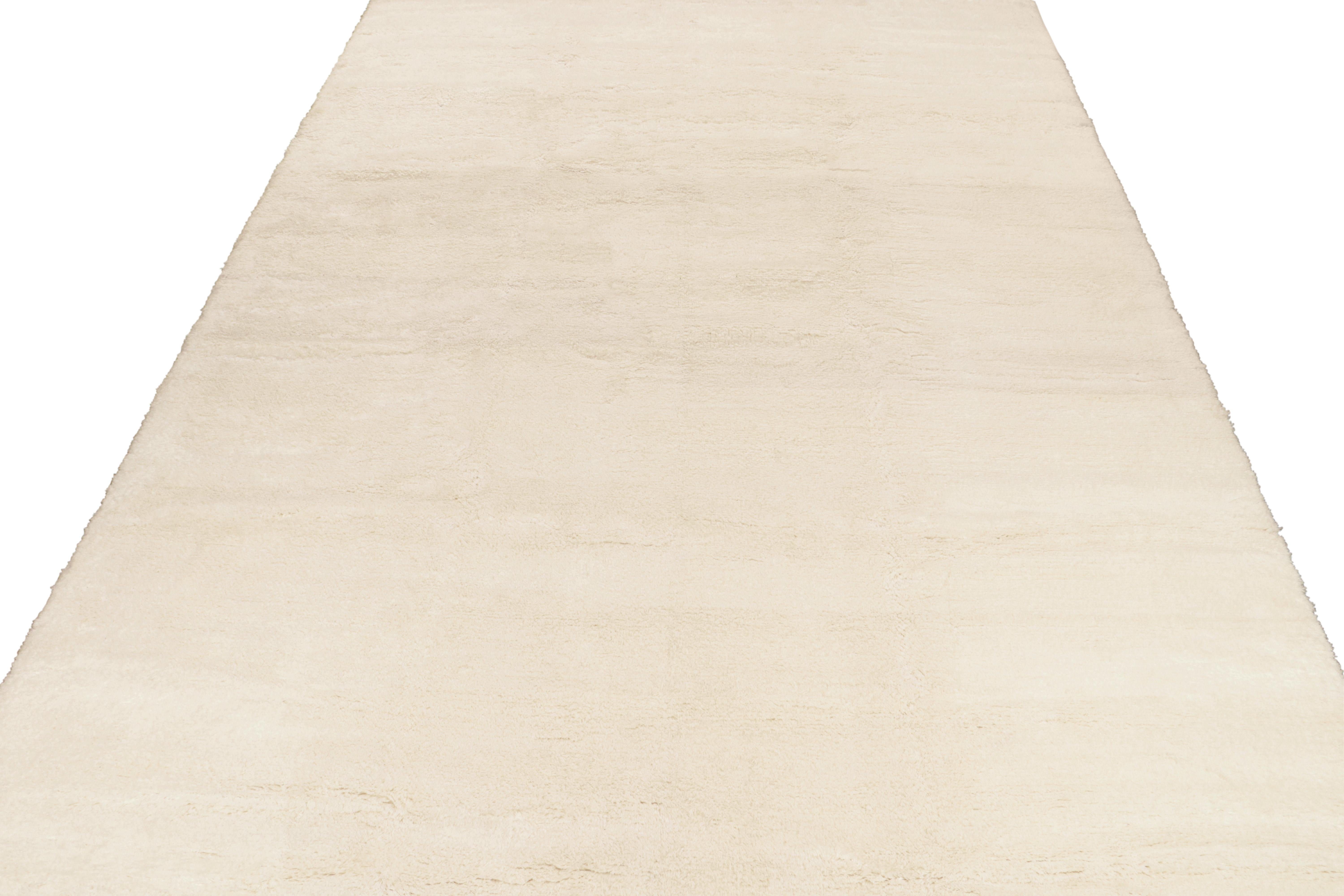 Annodato a mano Rug & Kilim è un tappeto solido contemporaneo in bianco e avorio tono su tono. in vendita