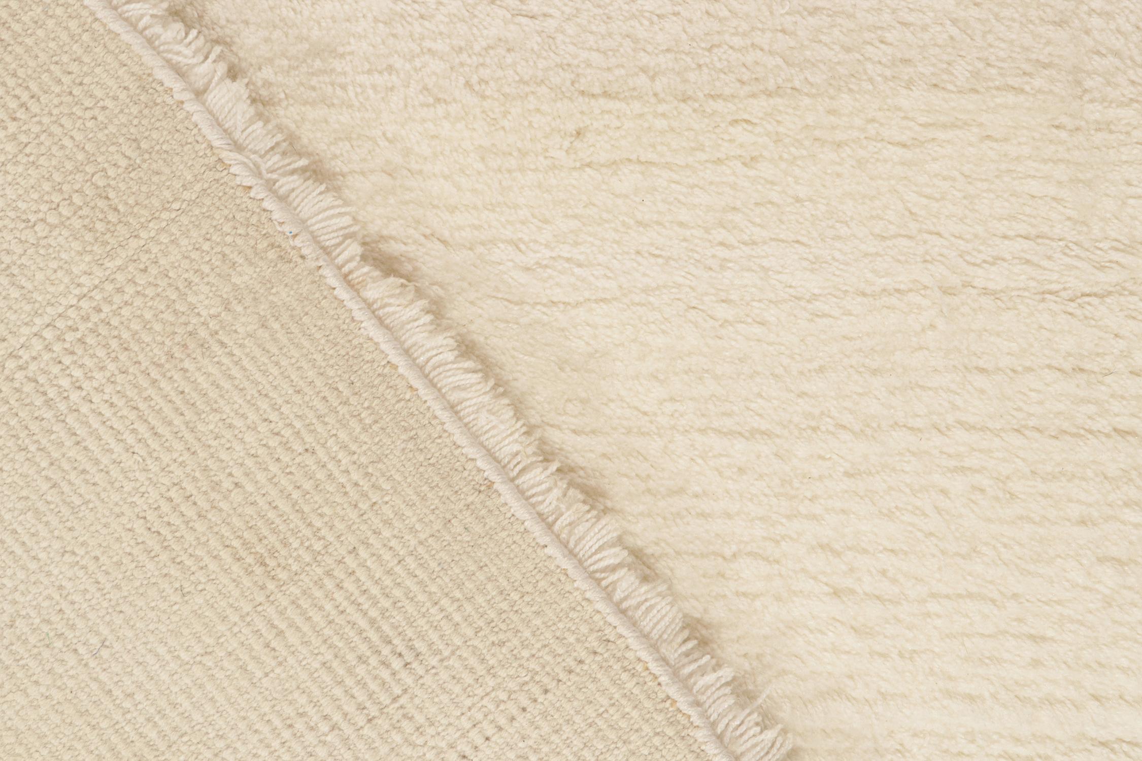Rug & Kilim’s Contemporary Solid Rug in Tone-on-Tone Off-White and Ivory