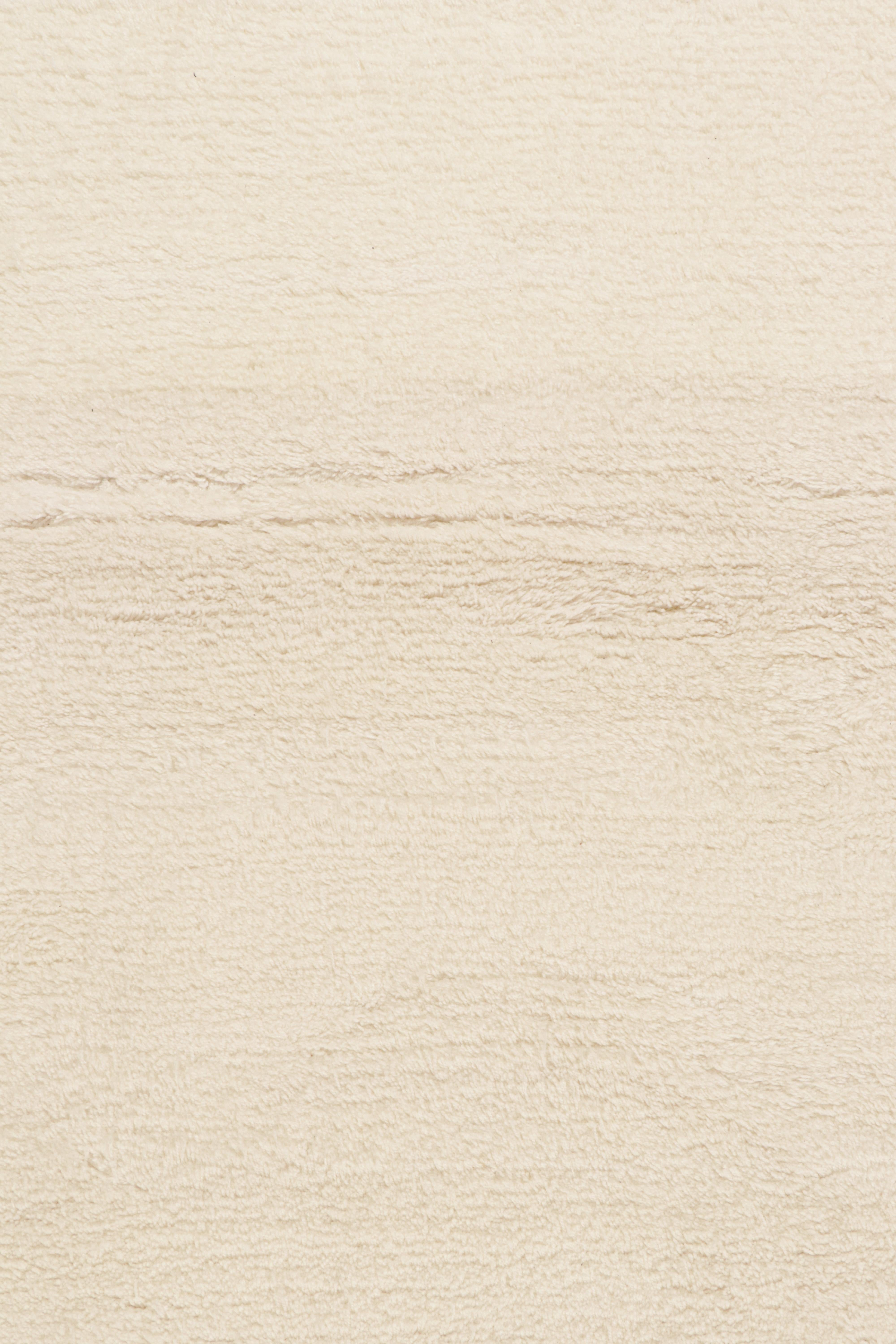 Rug & Kilim’s Contemporary Solid Rug in Tone-on-Tone Off-White and Ivory