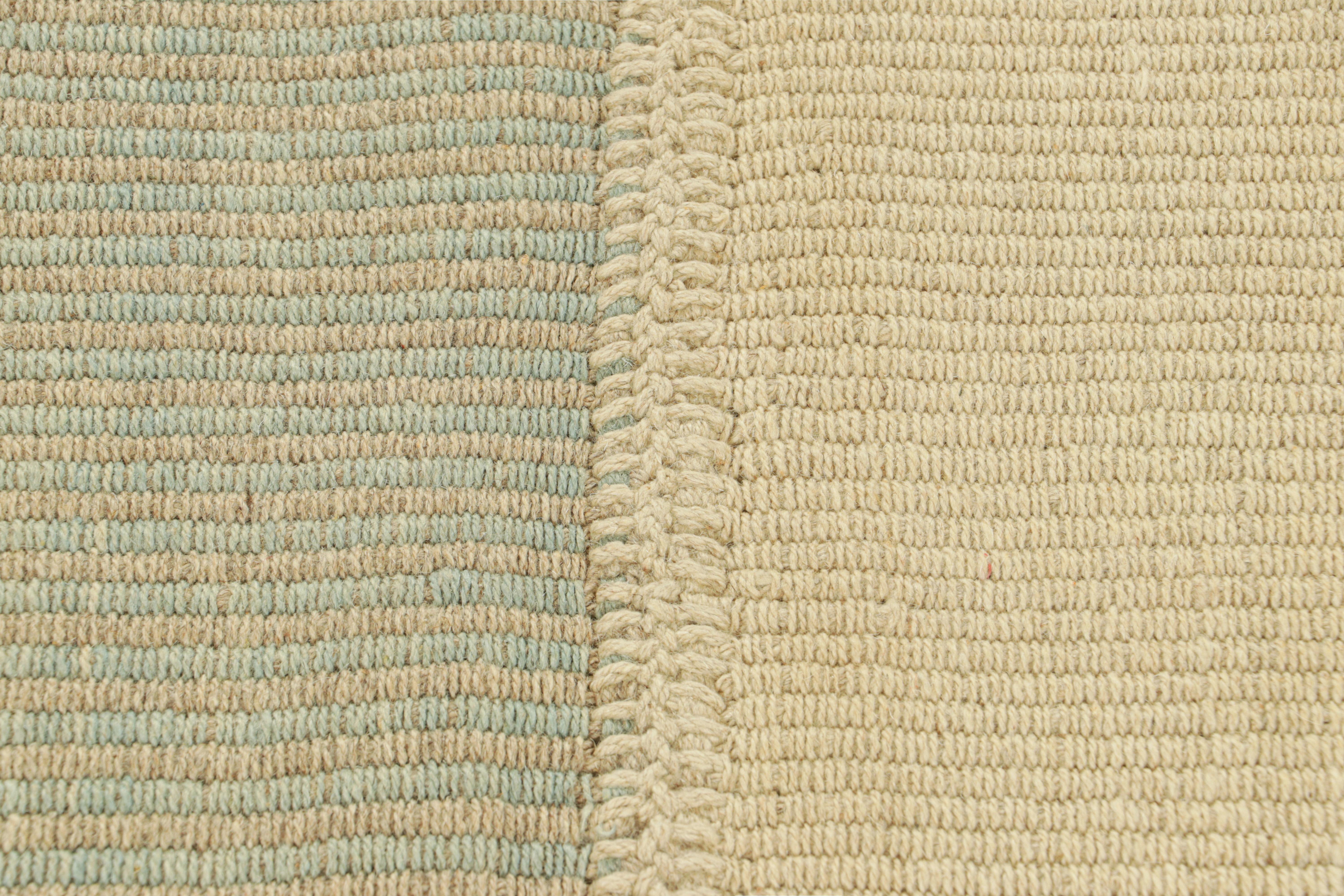 Moderne Rug & Kilim's Contemporary Square Kilim in Beige and Blue Textural Stripes (Kilim carré contemporain à rayures texturées beiges et bleues) en vente