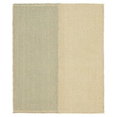Rug & Kilim è un kilim quadrato contemporaneo a strisce beige e blu.