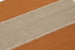 Kilim cuadrado contemporáneo de Rug & Kilim en rayas beige y naranja