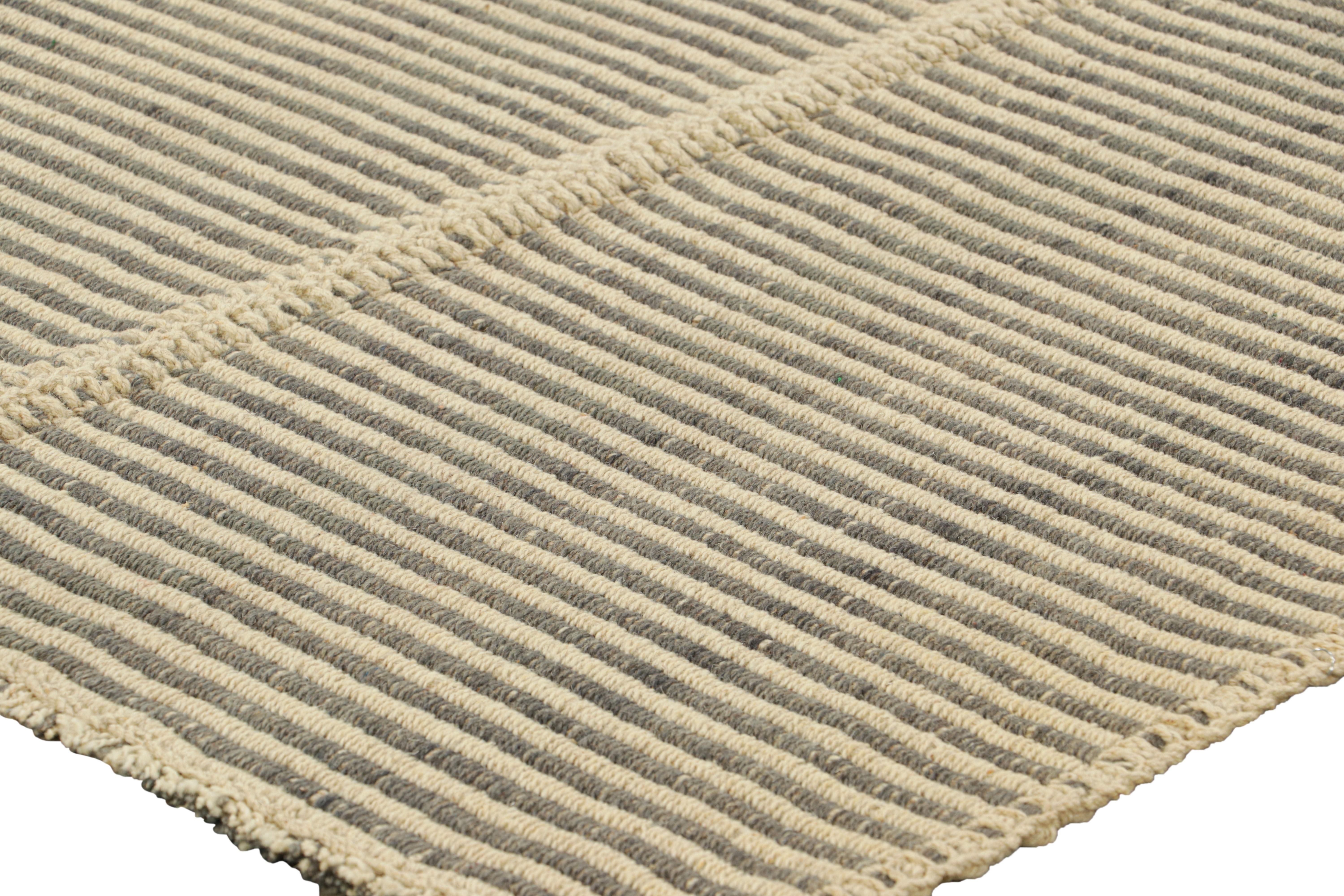 Moderno Rug & Kilim è un kilim quadrato contemporaneo a strisce grigie e beige. in vendita