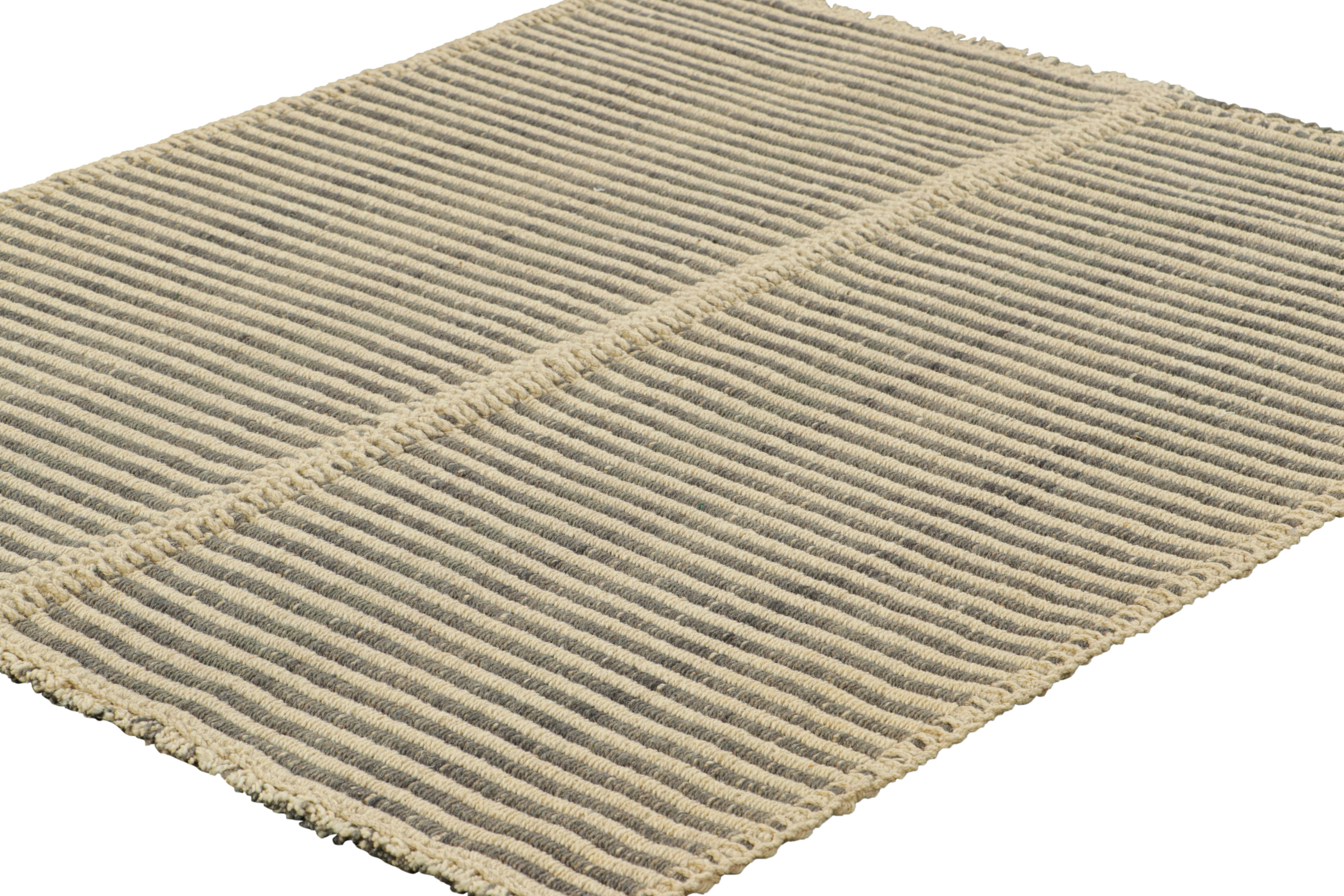 Afghano Rug & Kilim è un kilim quadrato contemporaneo a strisce grigie e beige. in vendita