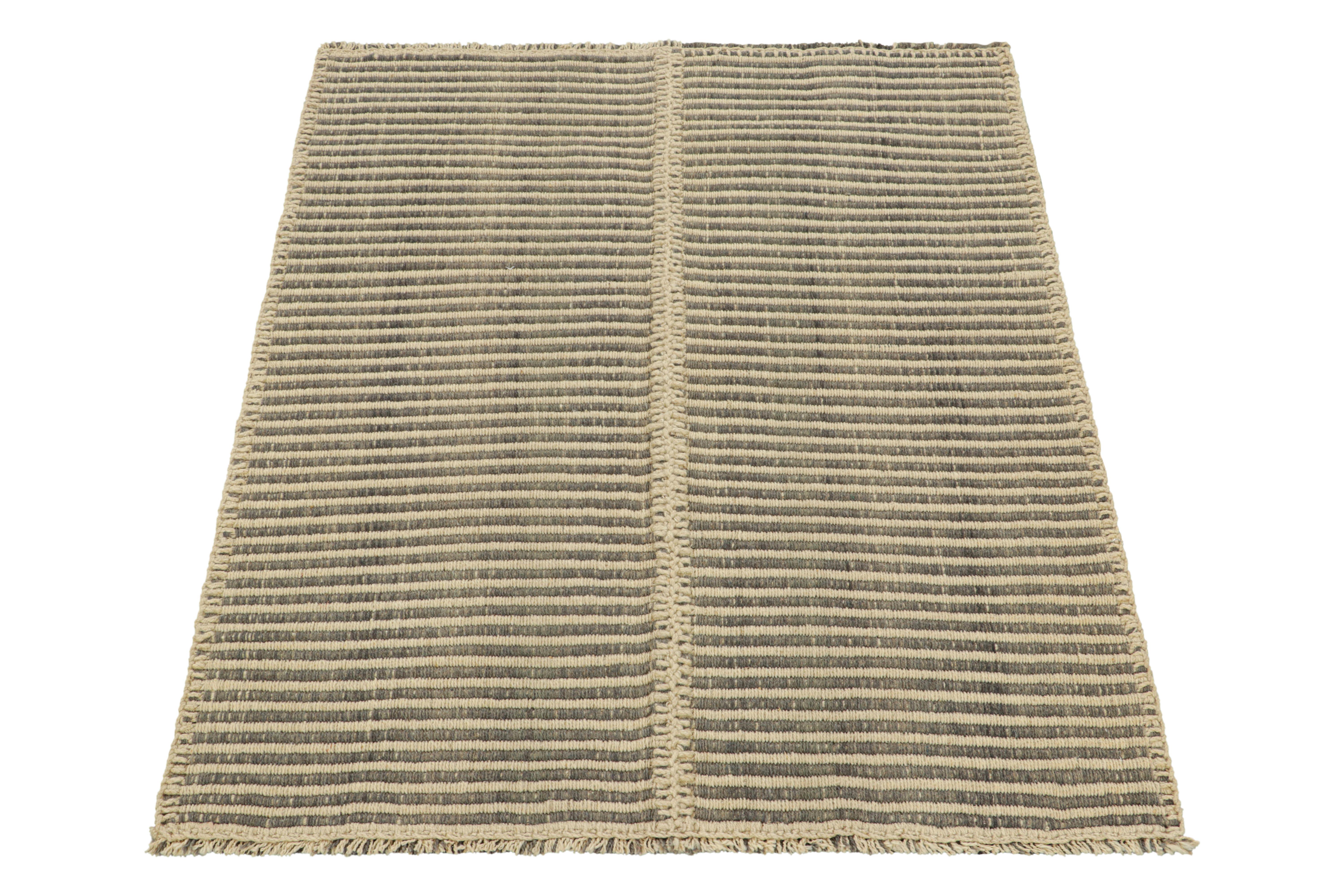 Tessuto a mano Rug & Kilim è un kilim quadrato contemporaneo a strisce grigie e beige. in vendita