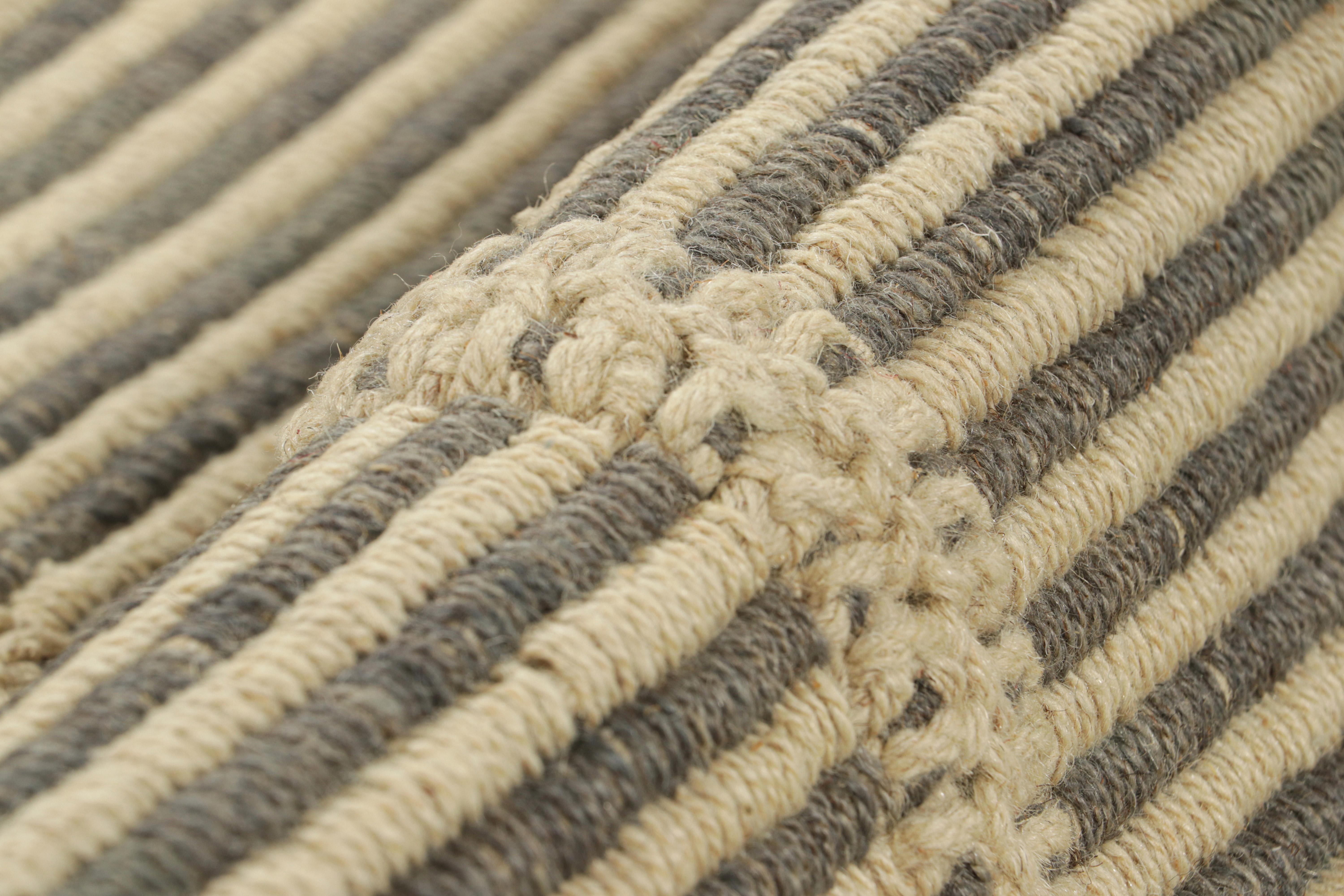 Rug & Kilim è un kilim quadrato contemporaneo a strisce grigie e beige. In condizioni Nuovo in vendita a Long Island City, NY