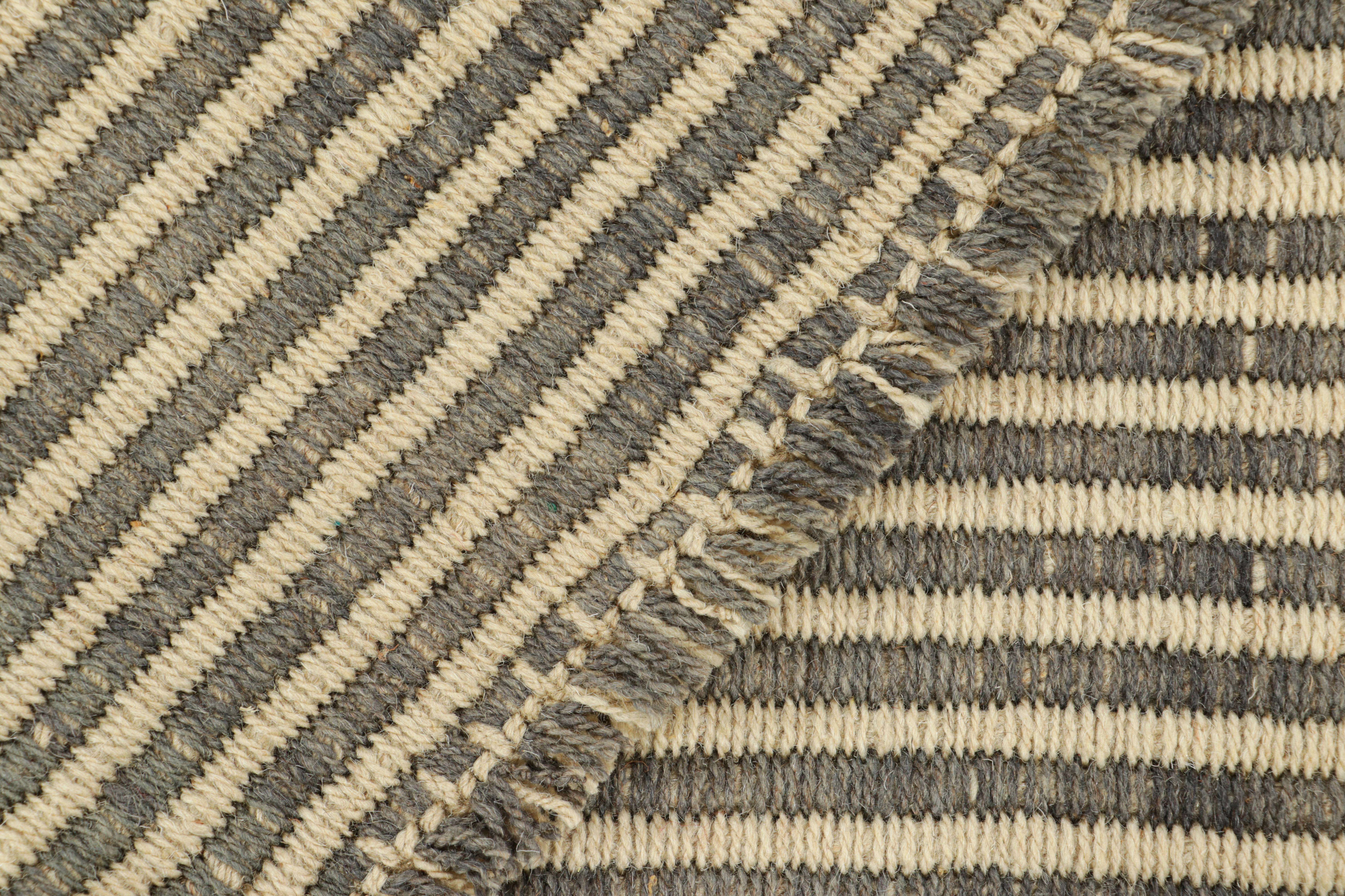 XXI secolo e contemporaneo Rug & Kilim è un kilim quadrato contemporaneo a strisce grigie e beige. in vendita