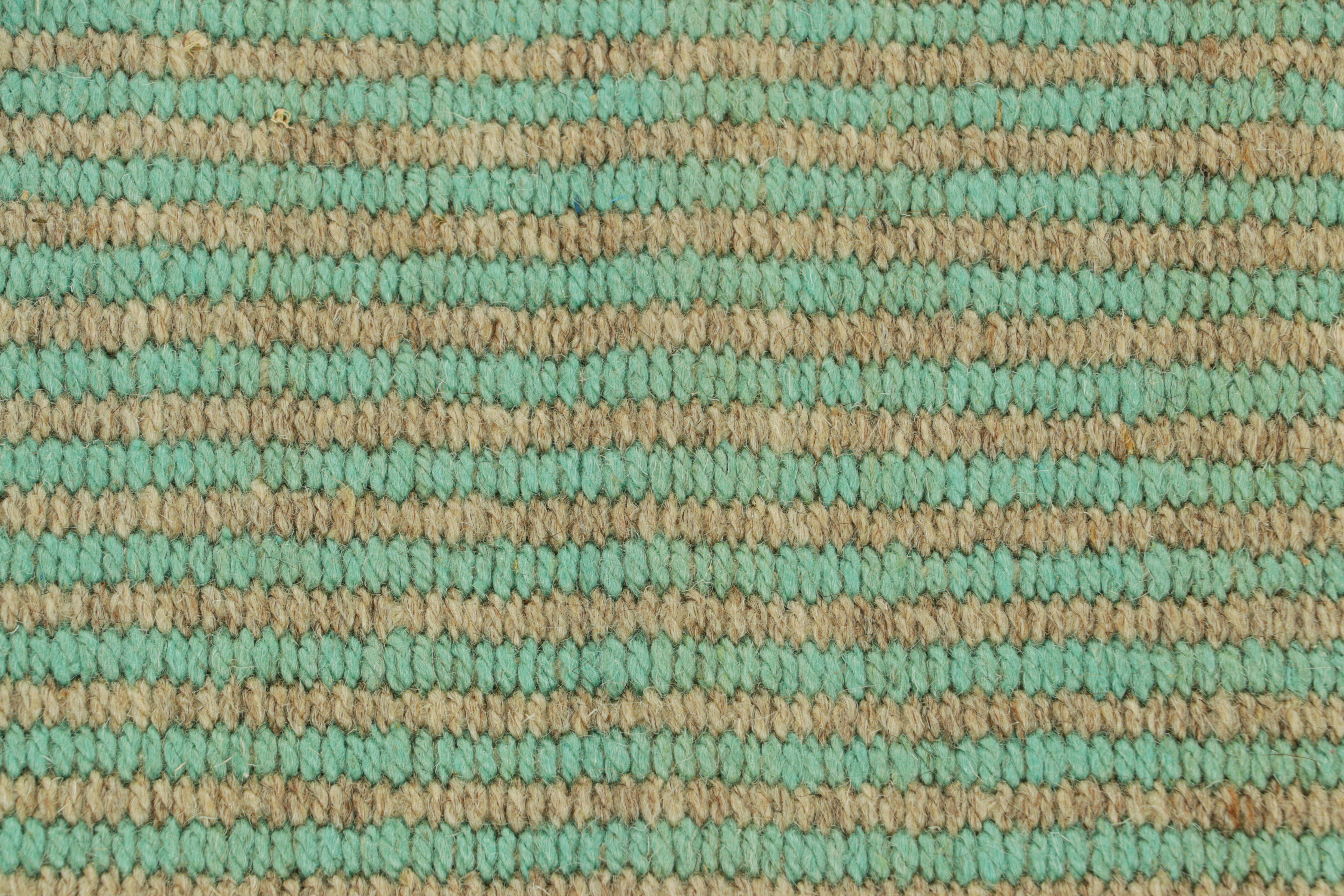 Moderno Rug & Kilim è un kilim quadrato contemporaneo a strisce turchesi e beige. in vendita