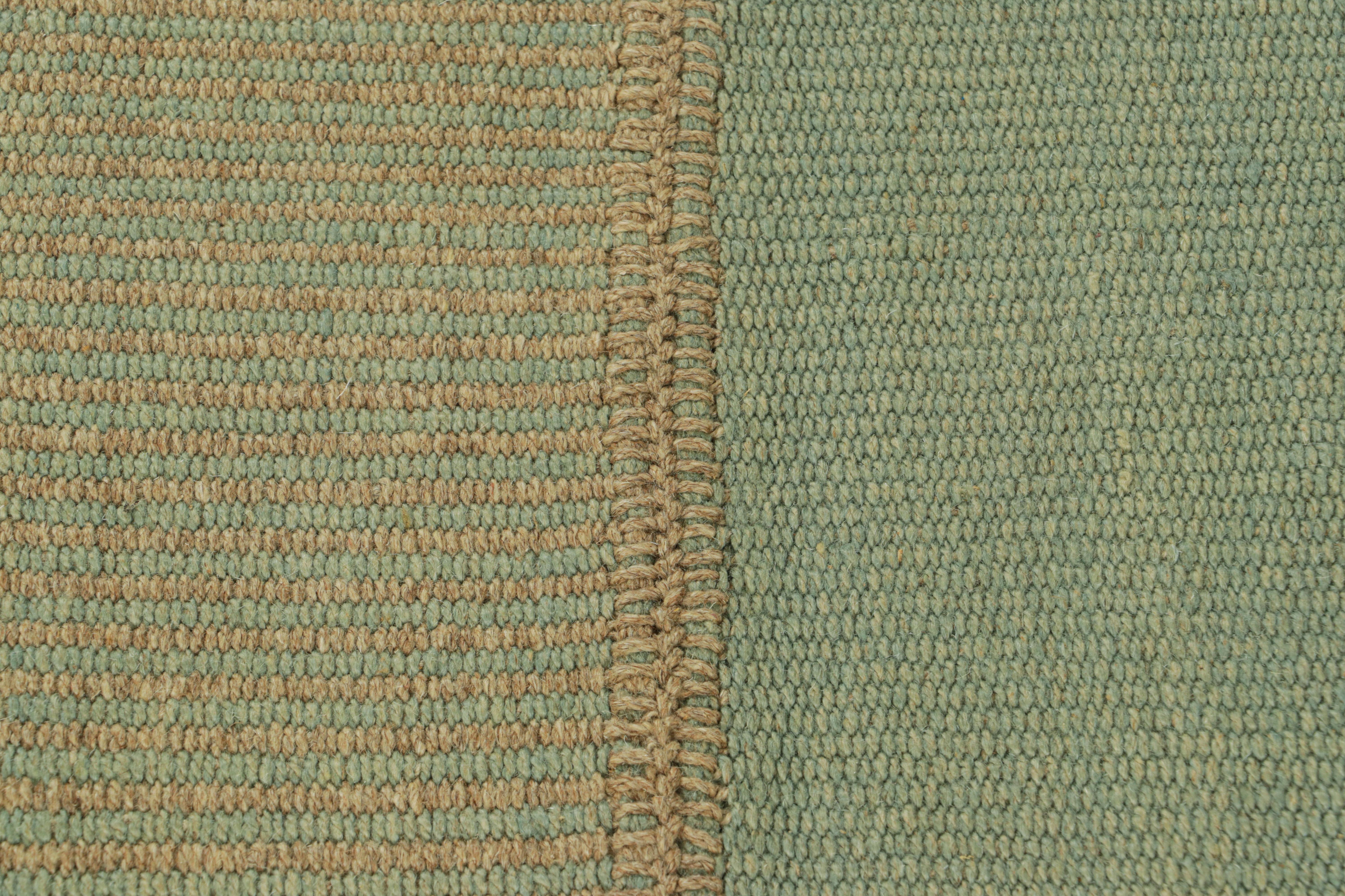 Moderne Rug & Kilim's Contemporary Square Kilim with Textural Beige and Blue Stripes (Kilim carré contemporain avec des rayures texturées beiges et bleues) en vente