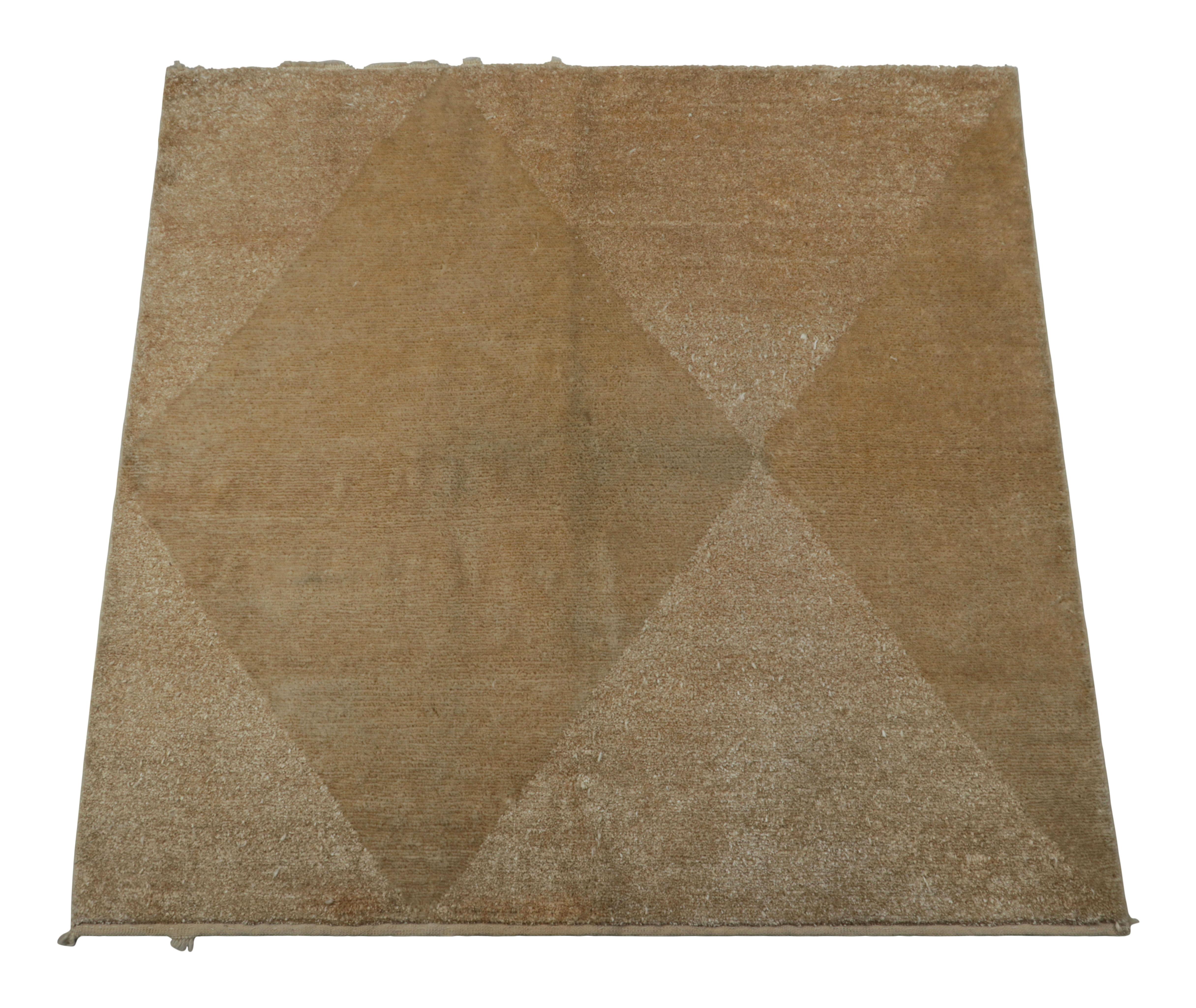 Alfombra cuadrada contemporánea Rug & Kilim en beige-marrón con motivos de rombos apagados Anudado a mano en venta