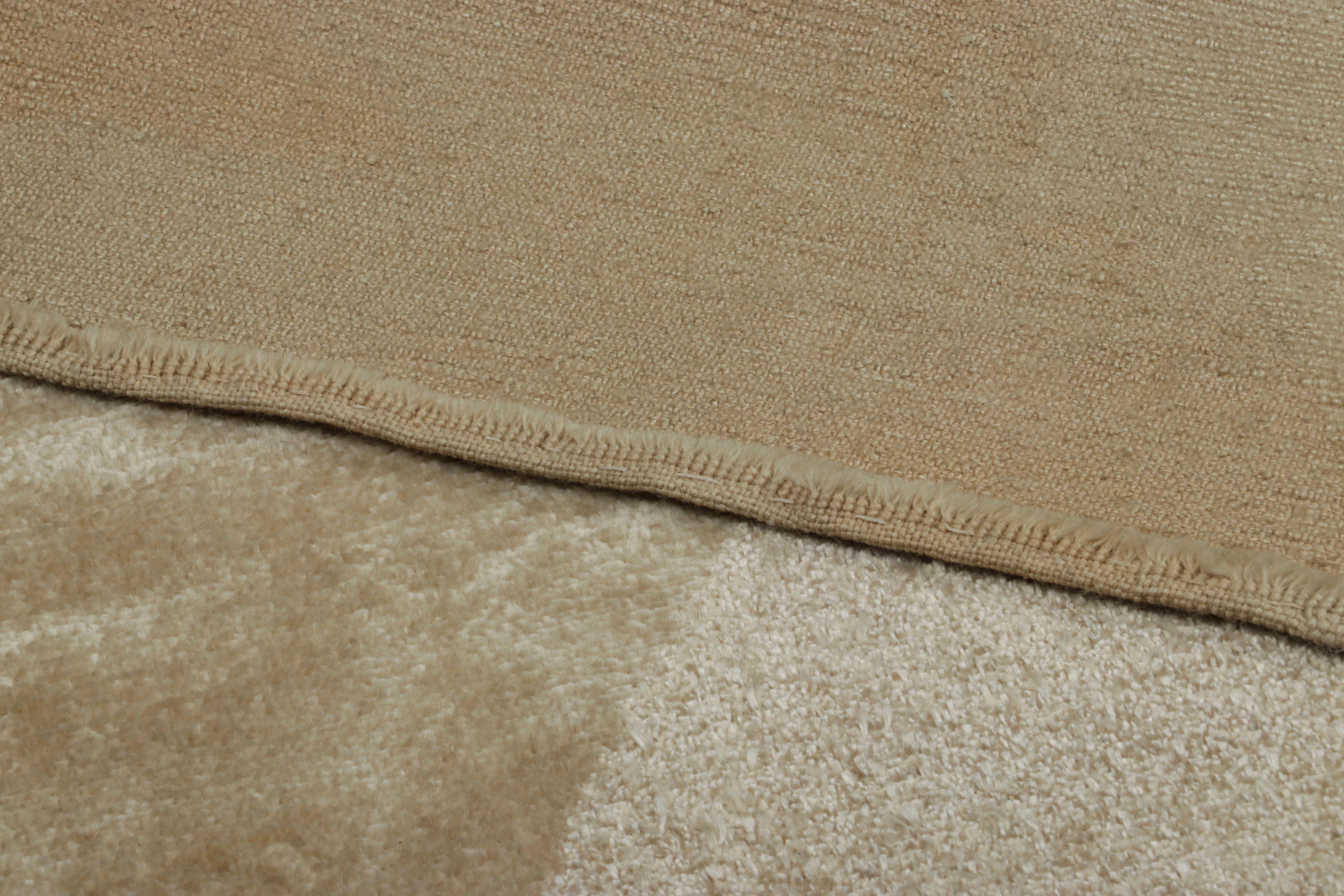 Alfombra cuadrada contemporánea Rug & Kilim en beige-marrón con motivos de rombos apagados Siglo XXI y contemporáneo en venta