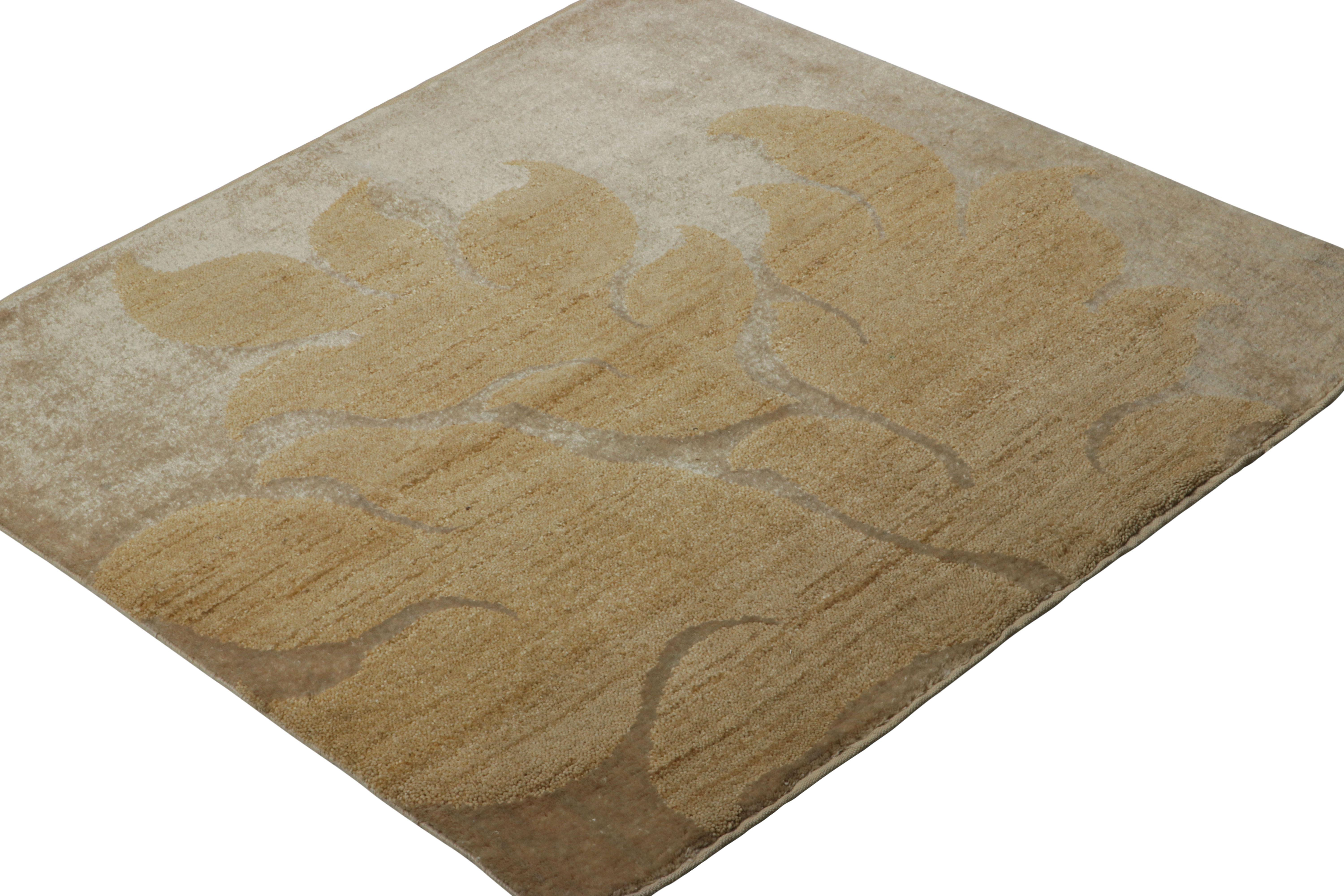 Indien Rug & Kilim's Contemporary Square Rug in Beige-Brown with Muted Gold Patterns (Tapis carré contemporain en beige et brun avec des motifs dorés en sourdine) en vente