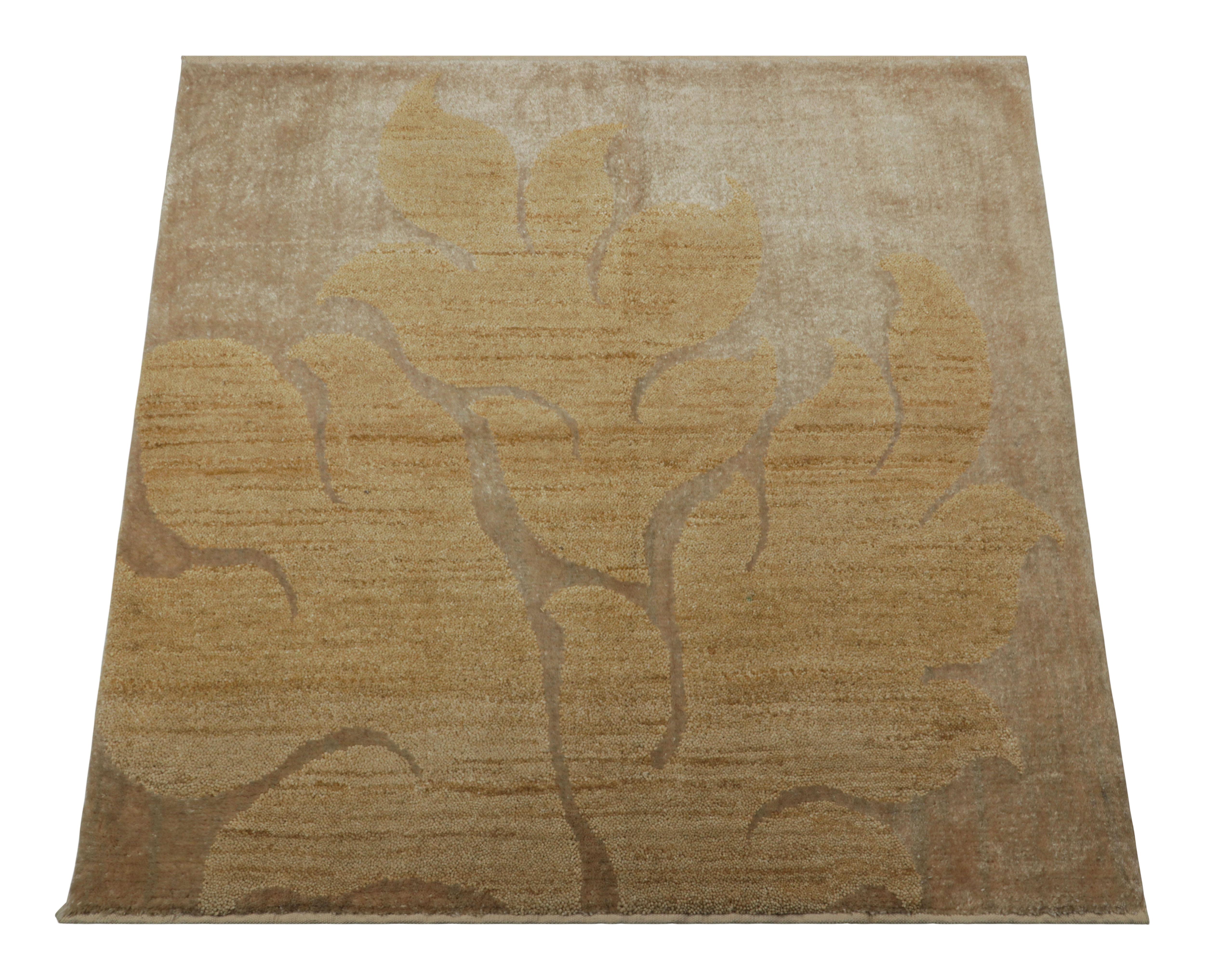 Noué à la main Rug & Kilim's Contemporary Square Rug in Beige-Brown with Muted Gold Patterns (Tapis carré contemporain en beige et brun avec des motifs dorés en sourdine) en vente