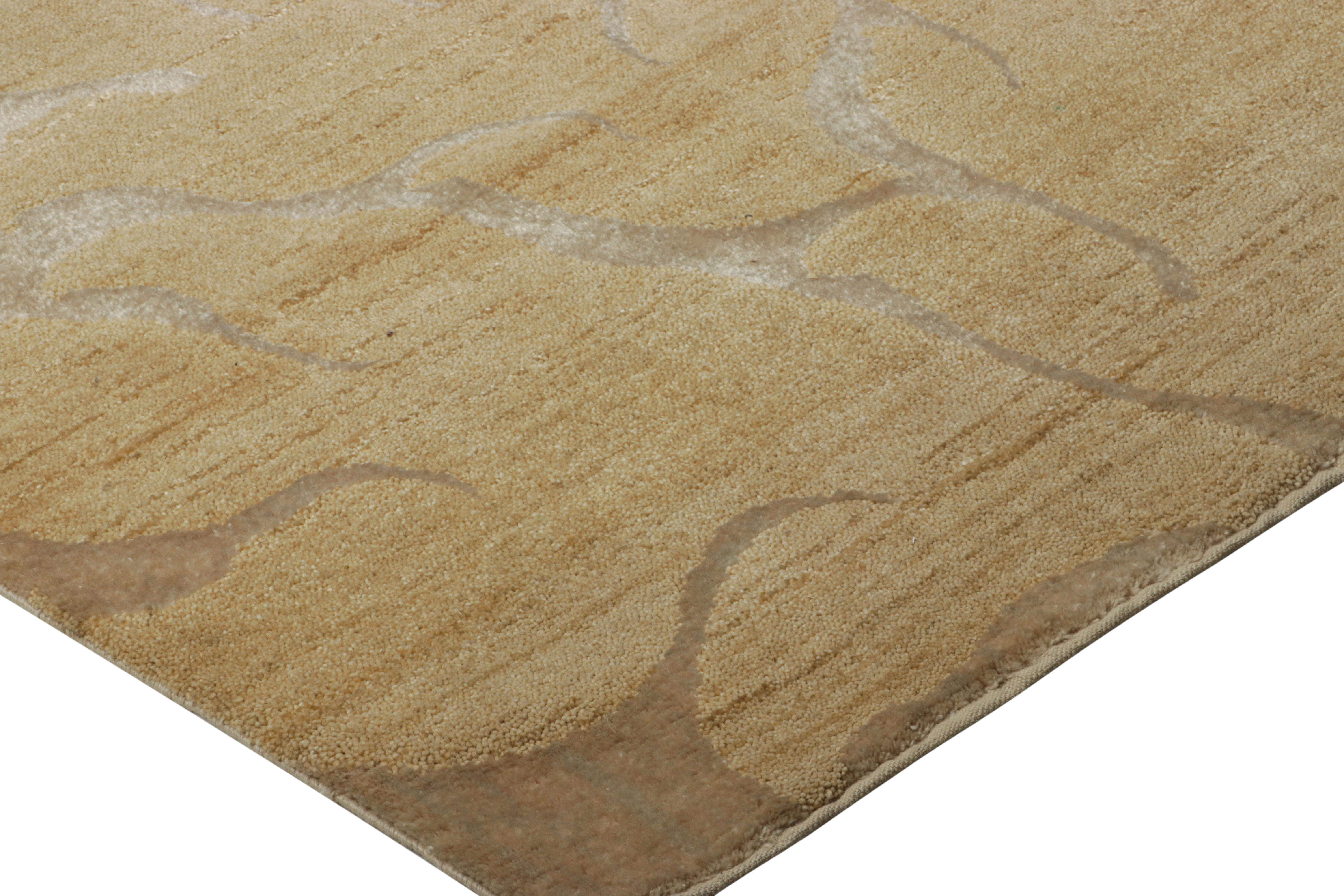 Rug & Kilim's Contemporary Square Rug in Beige-Brown with Muted Gold Patterns (Tapis carré contemporain en beige et brun avec des motifs dorés en sourdine) Neuf - En vente à Long Island City, NY