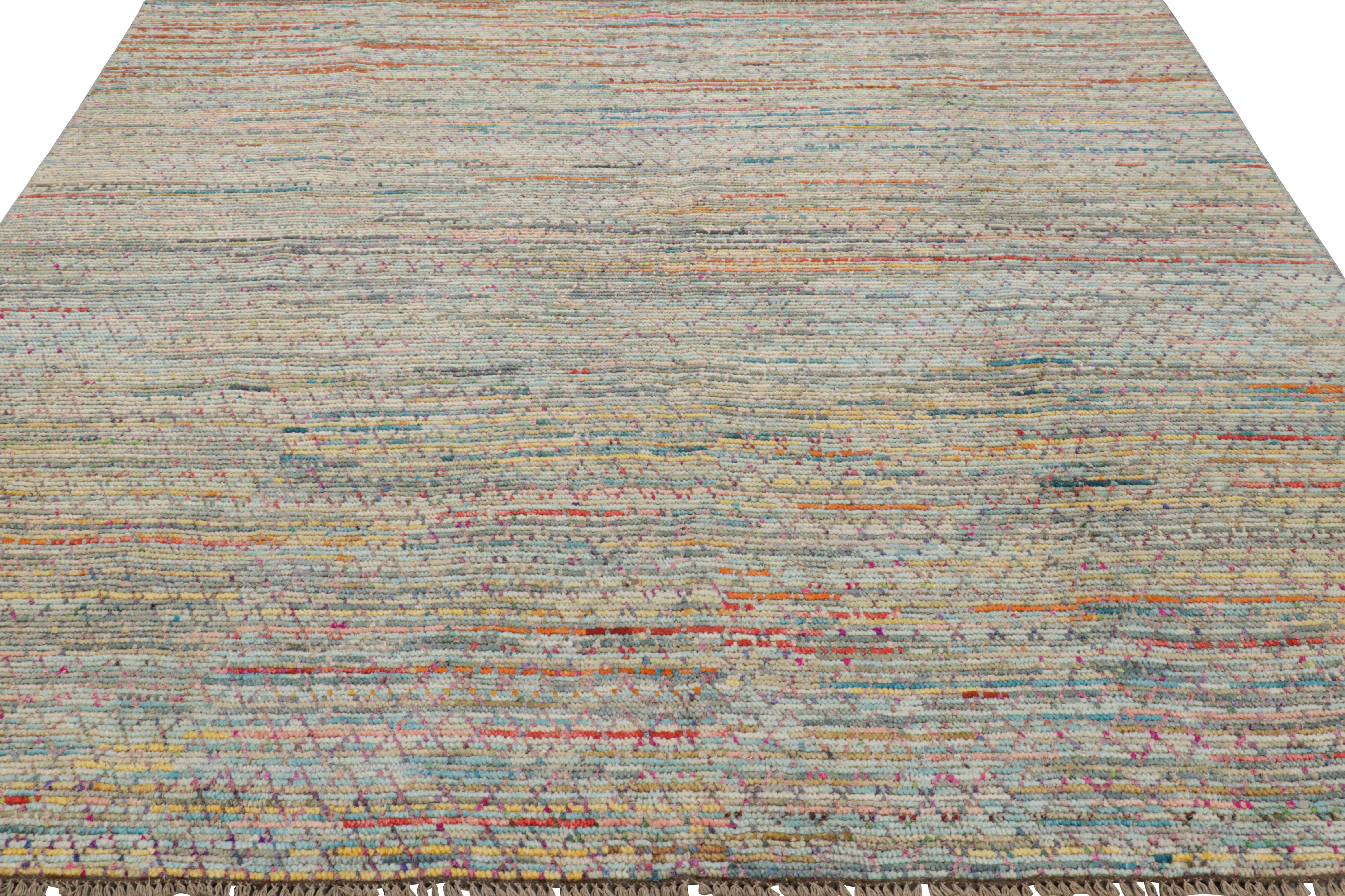 Indiano Rug & Kilim: Tappeto quadrato contemporaneo con strisce colorate e motivi geometrici in vendita