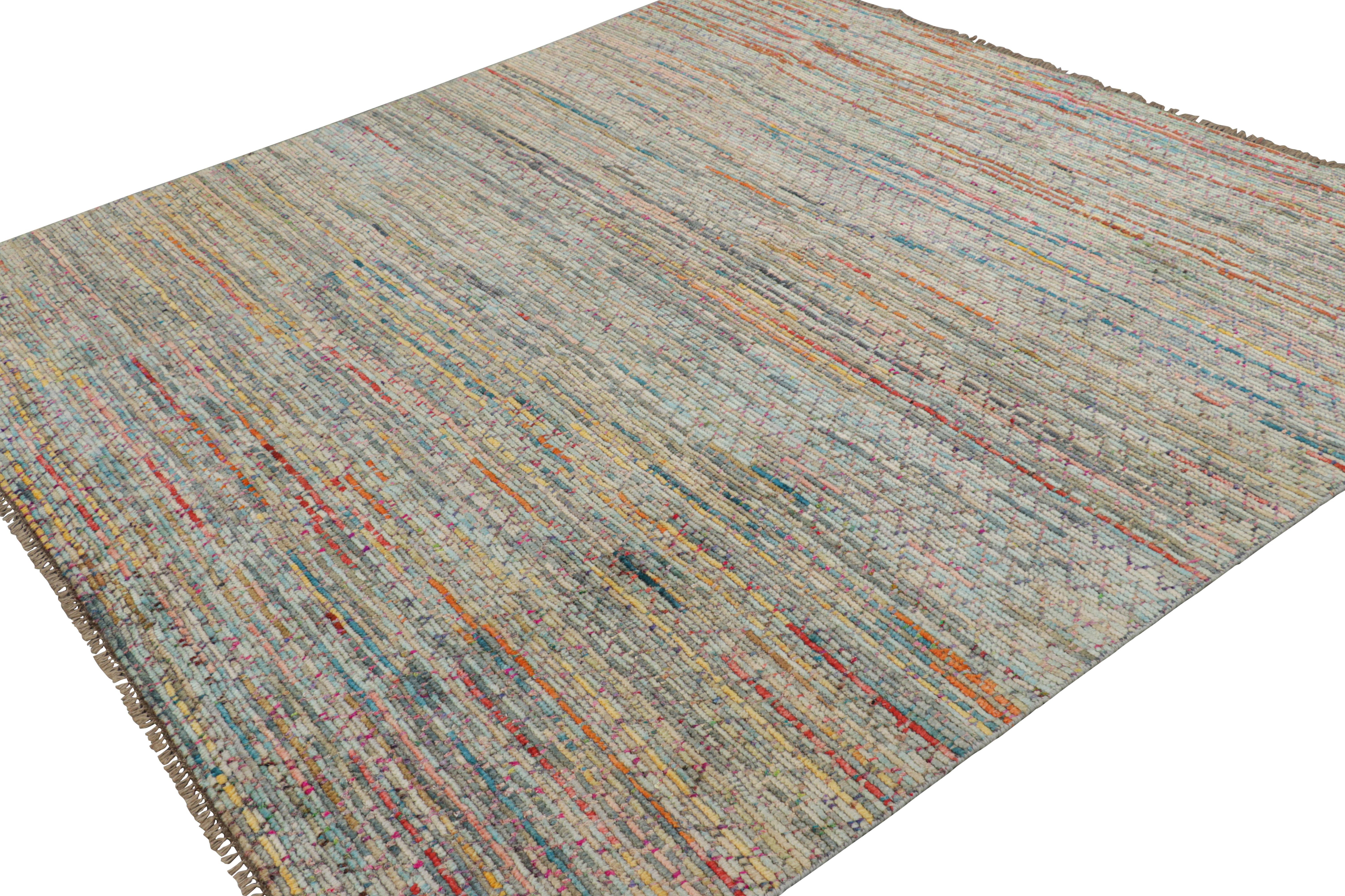 Annodato a mano Rug & Kilim: Tappeto quadrato contemporaneo con strisce colorate e motivi geometrici in vendita