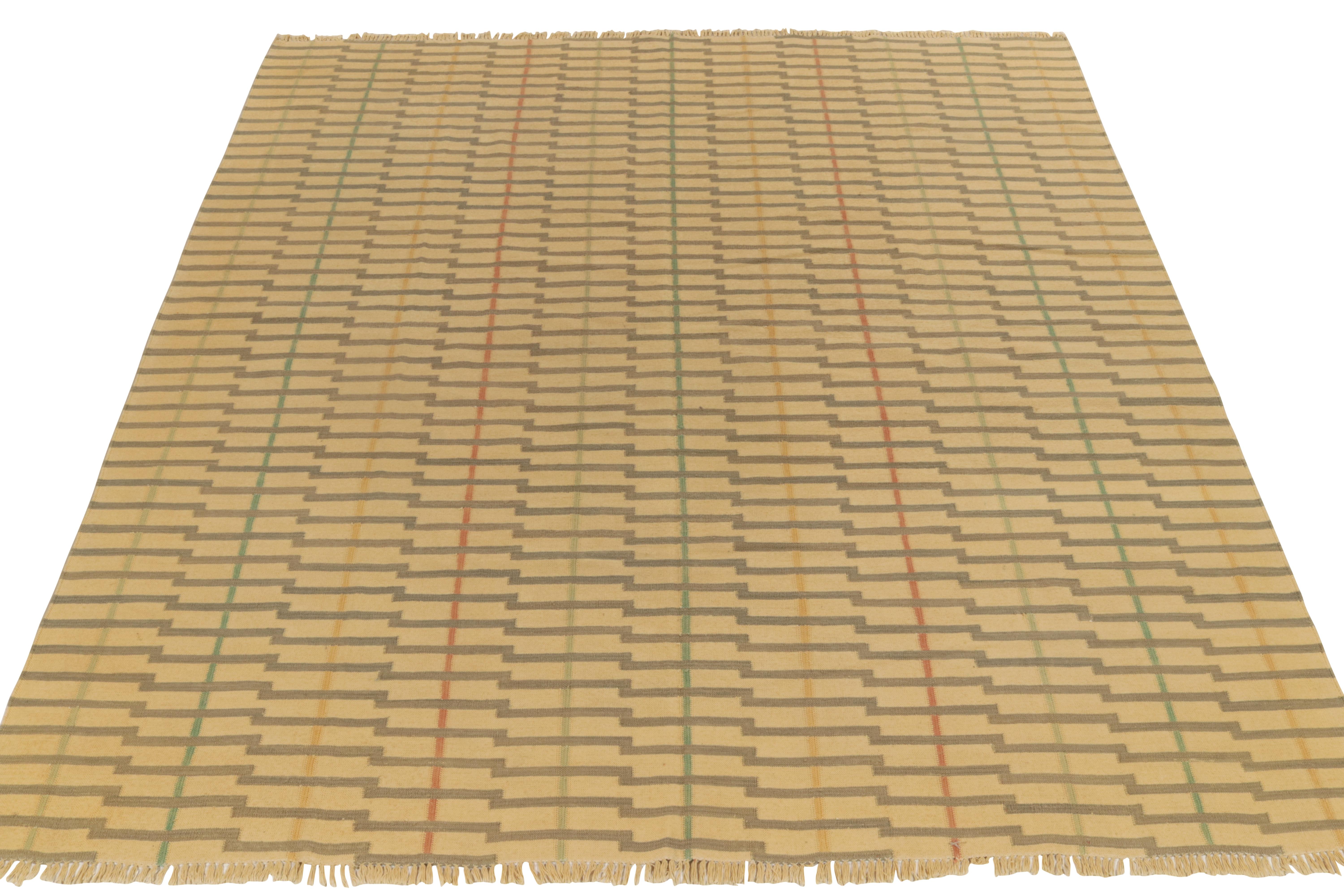 Unendo la nostra collezione di Kilim e trame piatte, questa trama piatta contemporanea 9x10 è una rivisitazione moderna delle strisce con una geometria più sottile e accattivante. Il motivo passa attraverso la trama piatta in una colorazione