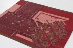 L'arazzo contemporaneo di Rug & Kilim con geometria strutturata in rosso e rosa.