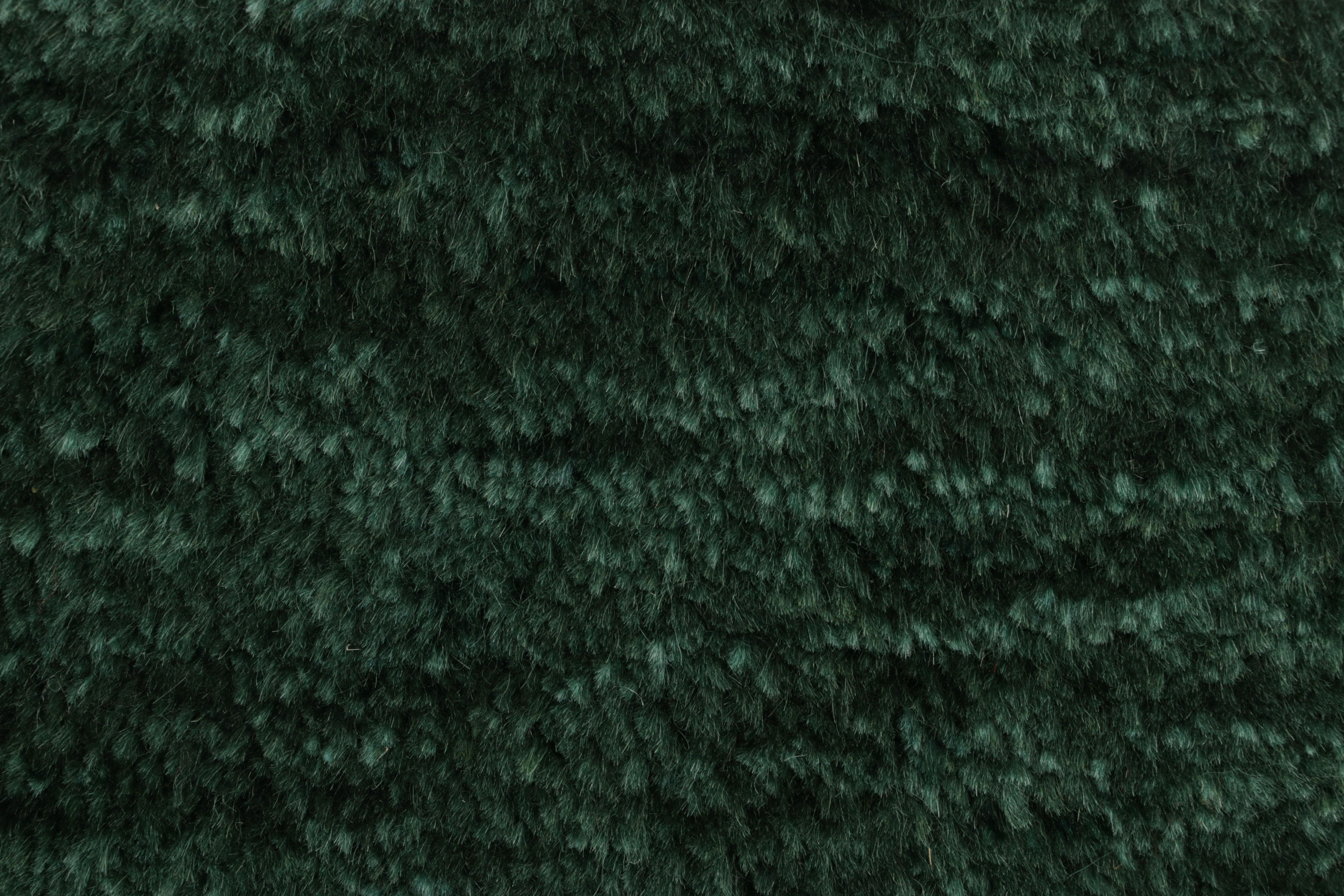 Moderne Échantillon de tapis texturé contemporain sur mesure de Rug & Kilim, vert forêt avec rayures en vente