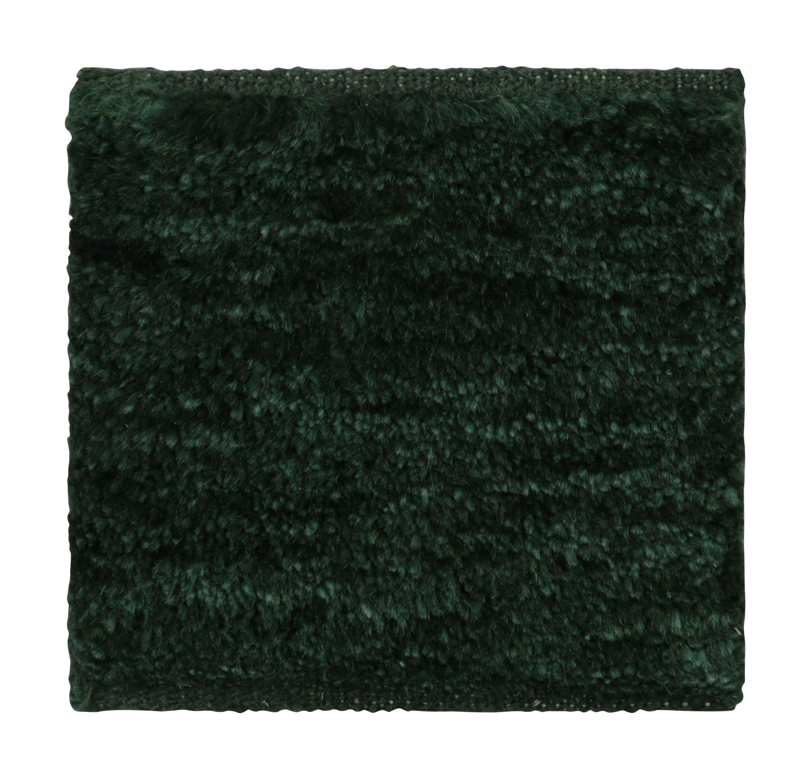 Indien Échantillon de tapis texturé contemporain sur mesure de Rug & Kilim, vert forêt avec rayures en vente