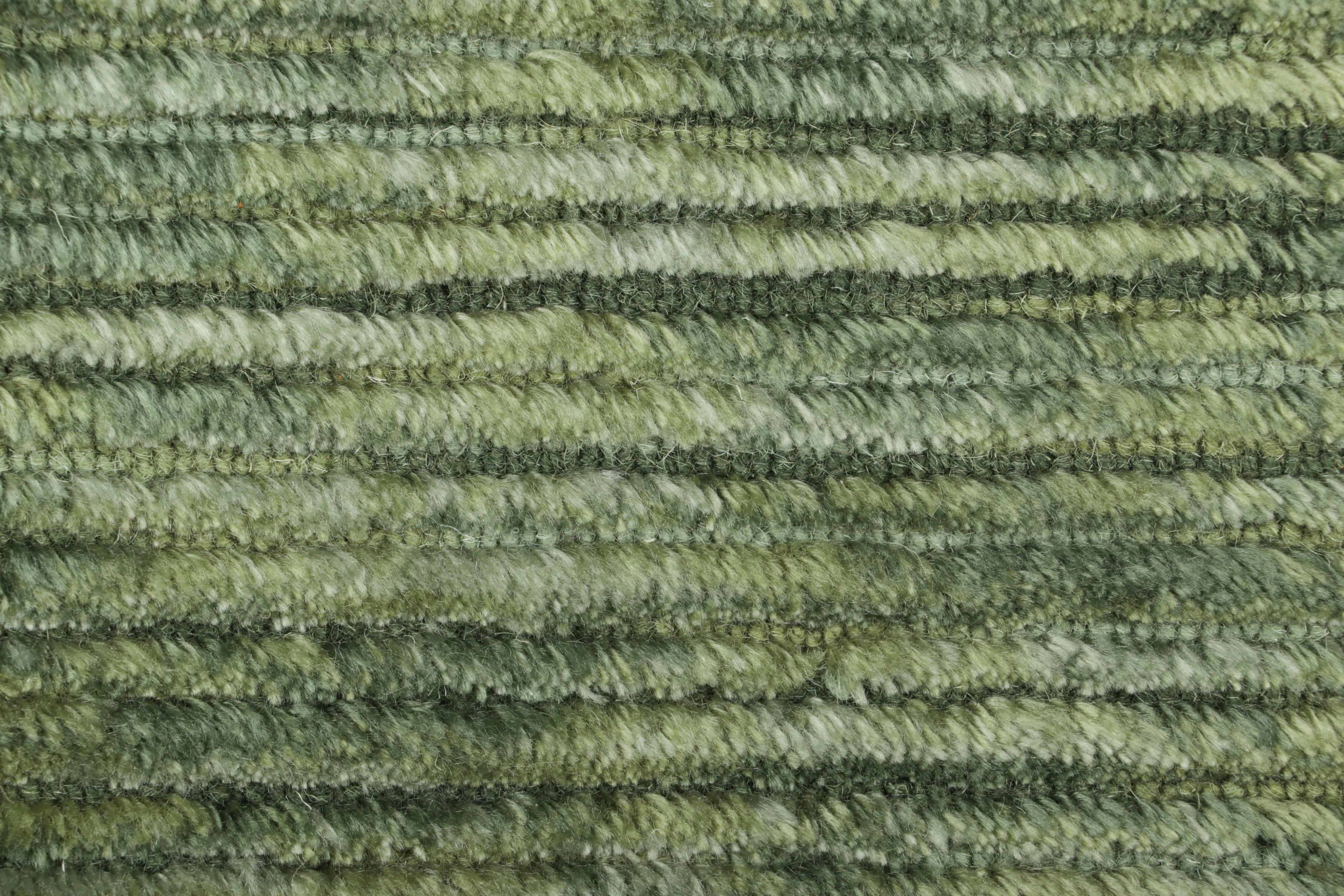Indien Échantillon de tapis contemporain texturé sur mesure de Rug & Kilim dans les tons verts en vente