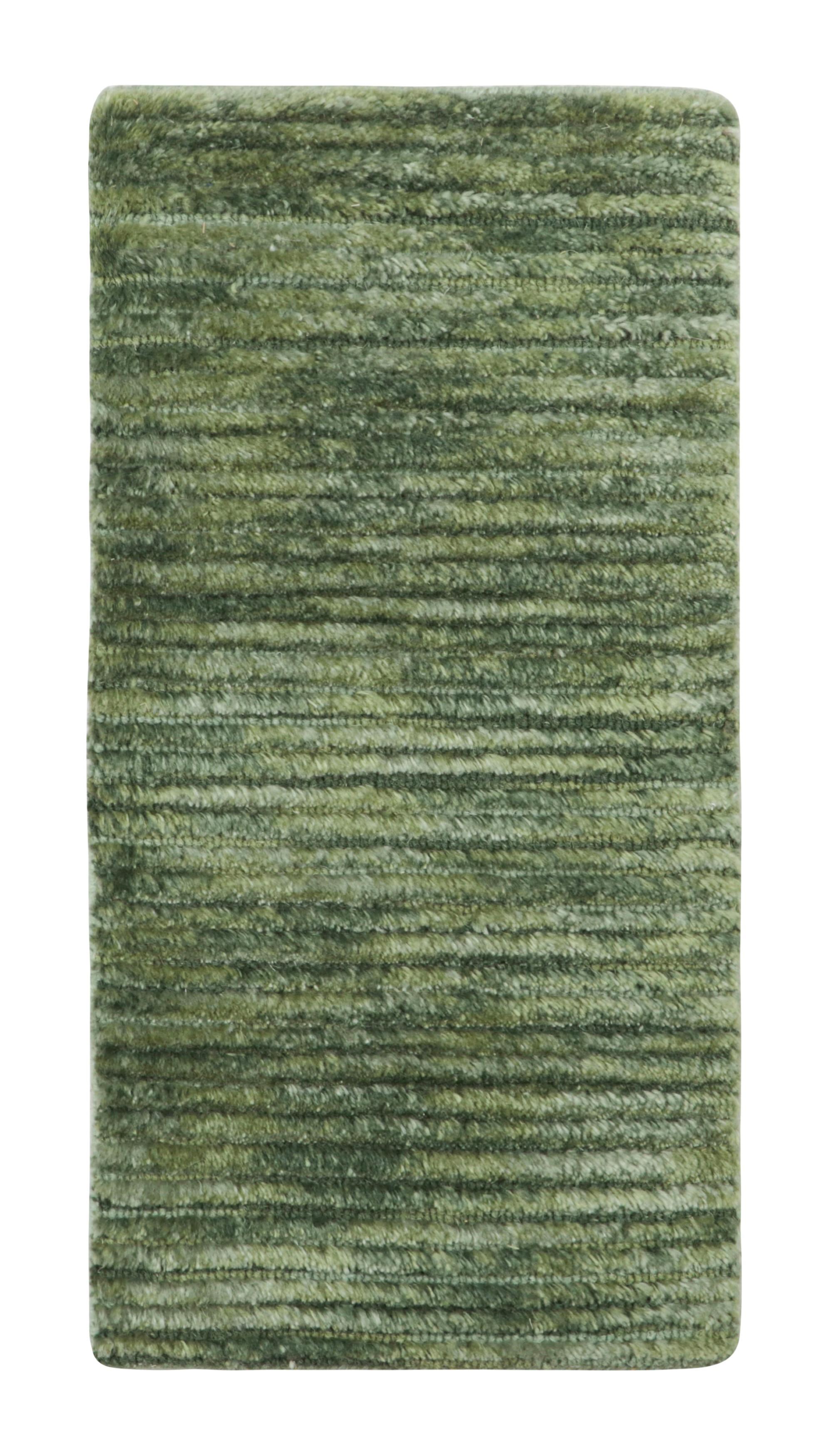 Noué à la main Échantillon de tapis contemporain texturé sur mesure de Rug & Kilim dans les tons verts en vente