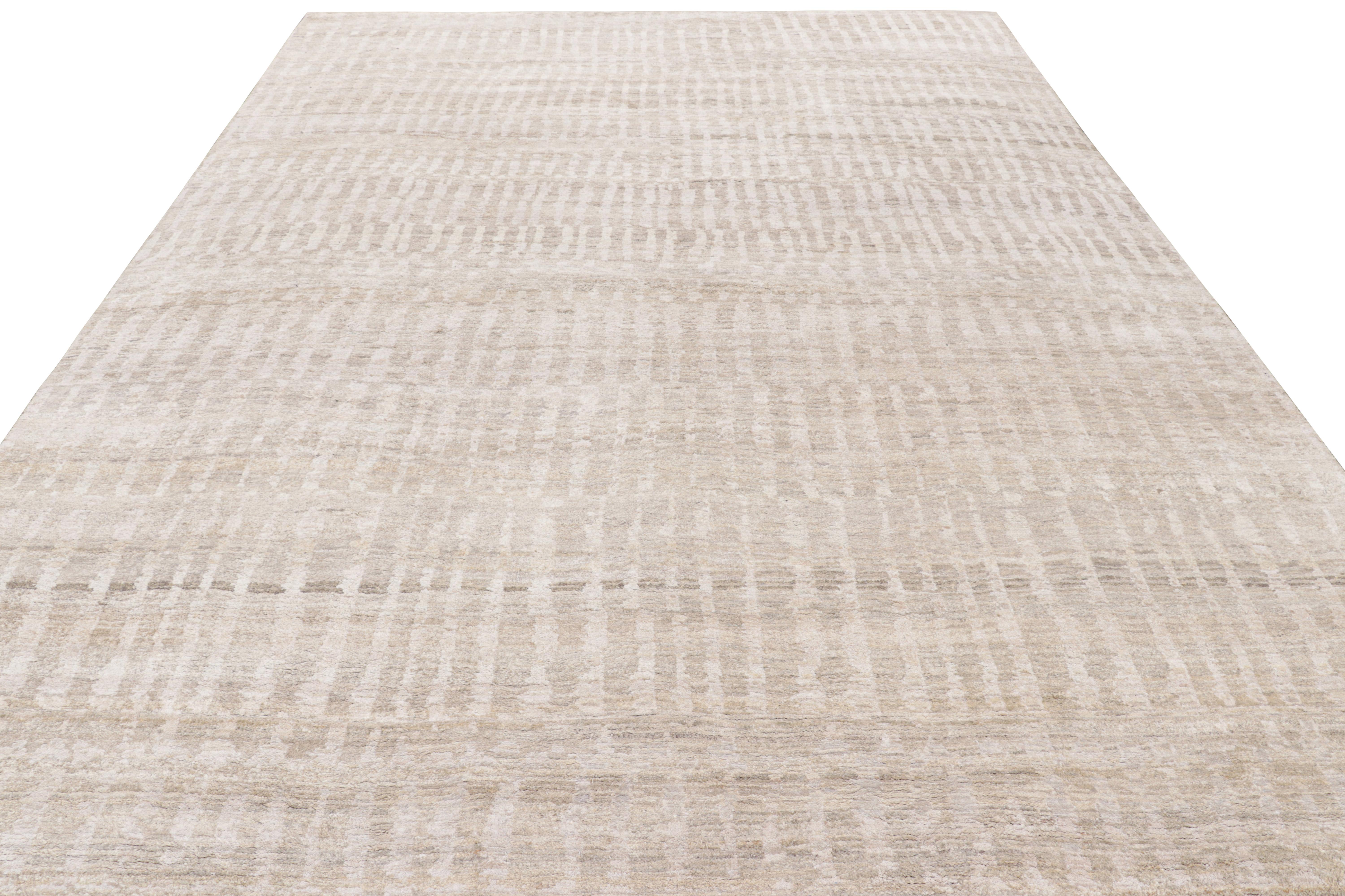 Rug & Kilim è un tappeto contemporaneo dai toni beige-marrone e grigi. In condizioni Nuovo in vendita a Long Island City, NY