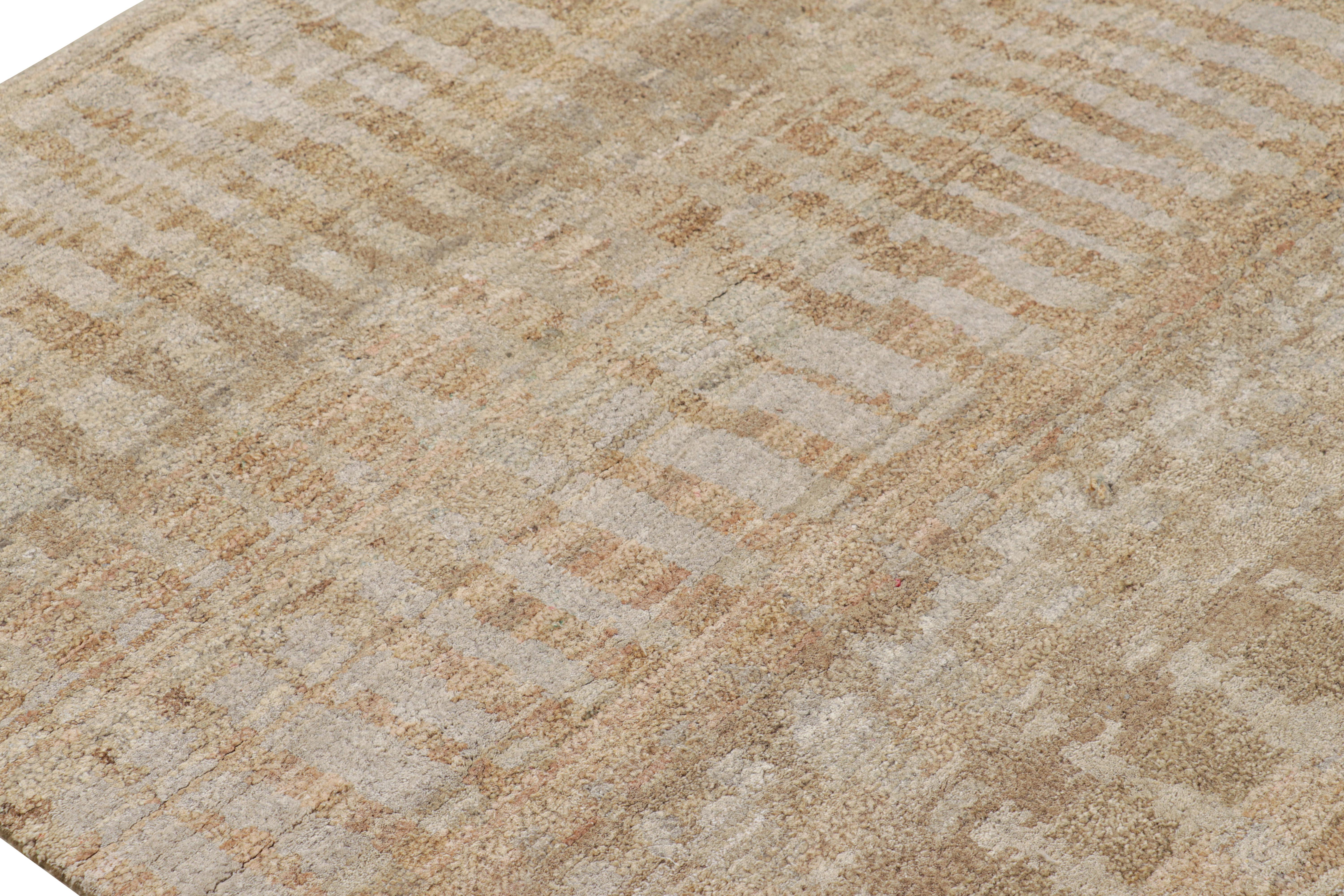 Rug & Kilim è un tappeto contemporaneo dai toni beige-marrone e grigi. In condizioni Nuovo in vendita a Long Island City, NY