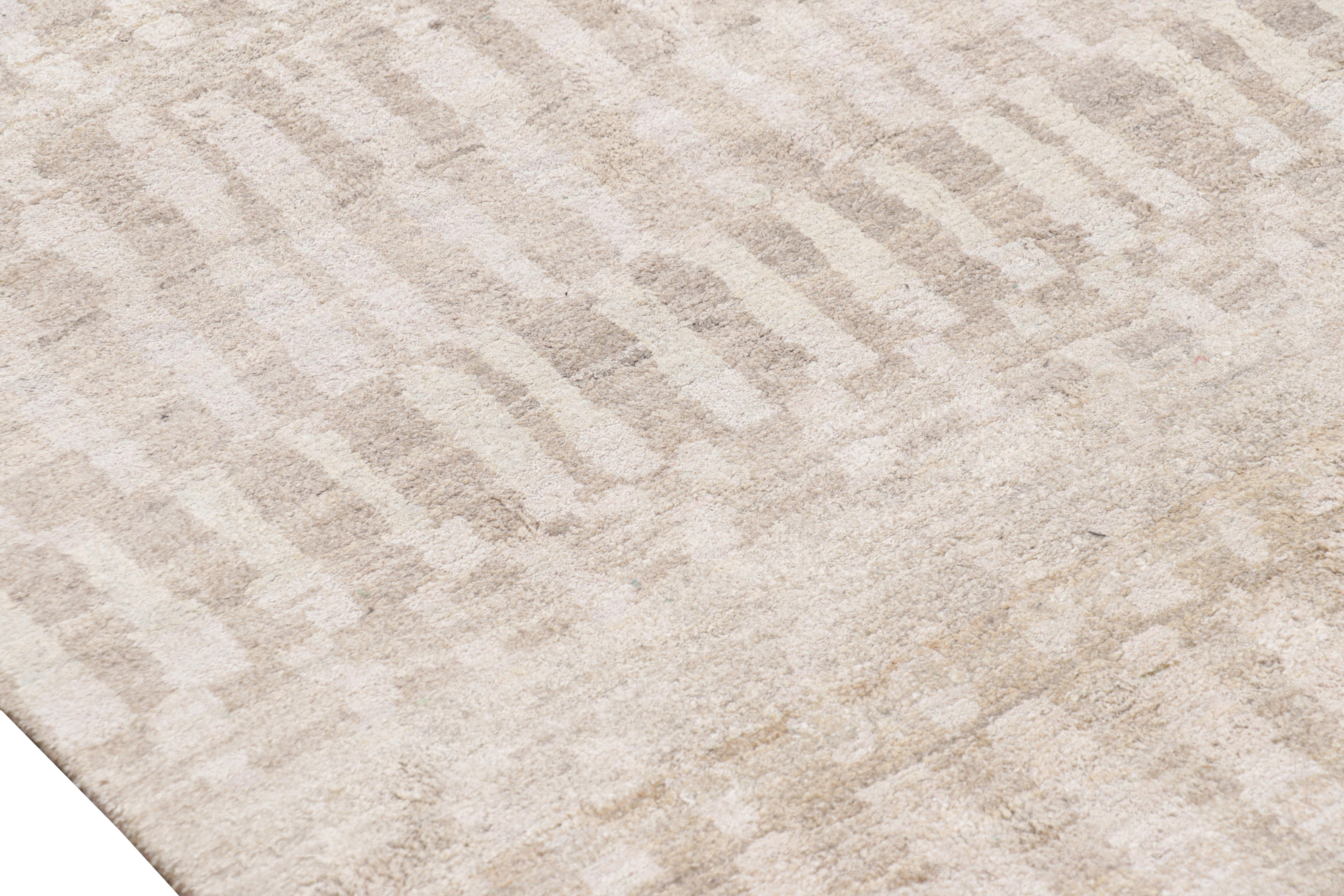 XXI secolo e contemporaneo Rug & Kilim è un tappeto contemporaneo dai toni beige-marrone e grigi. in vendita