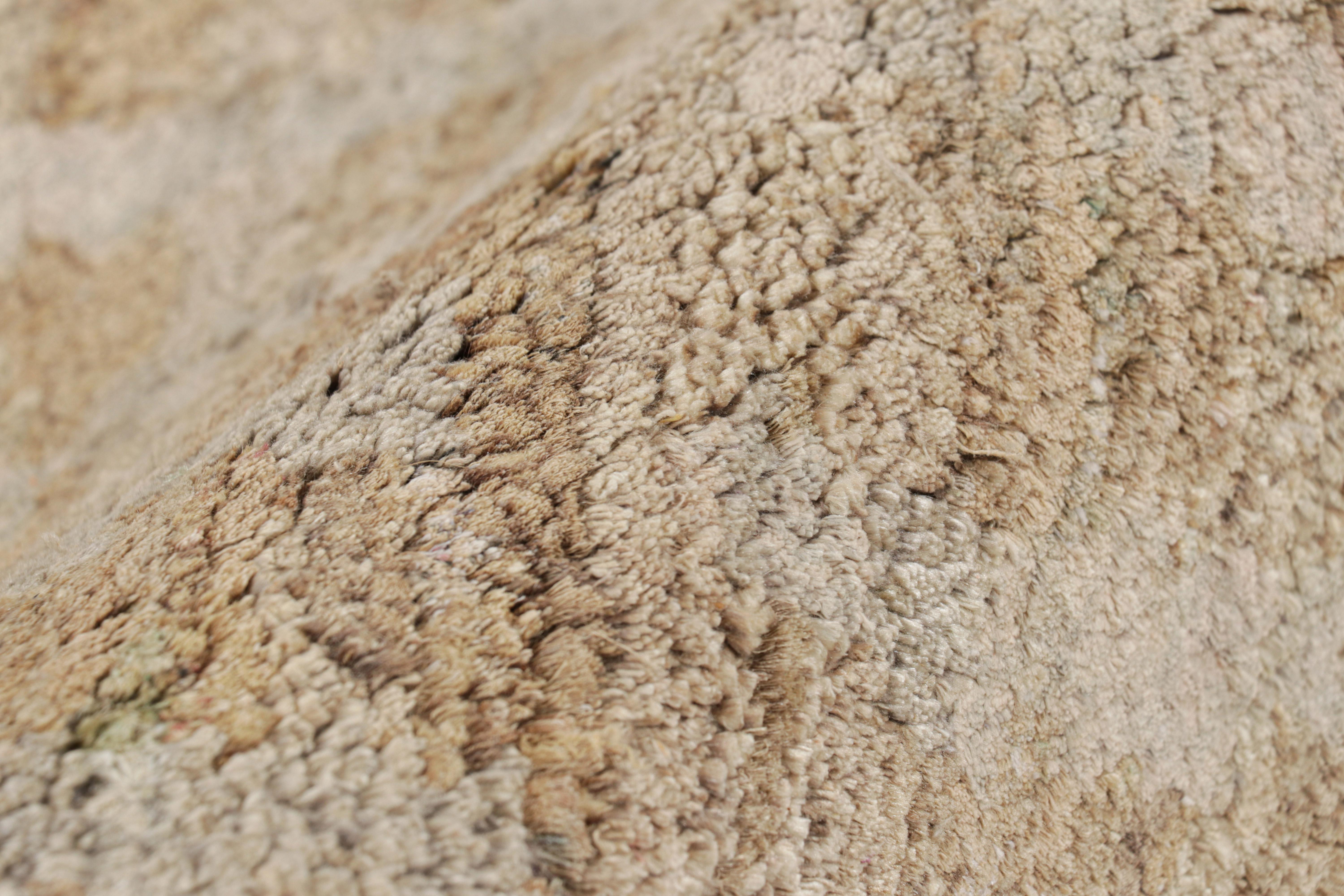 XXI secolo e contemporaneo Rug & Kilim è un tappeto contemporaneo dai toni beige-marrone e grigi. in vendita