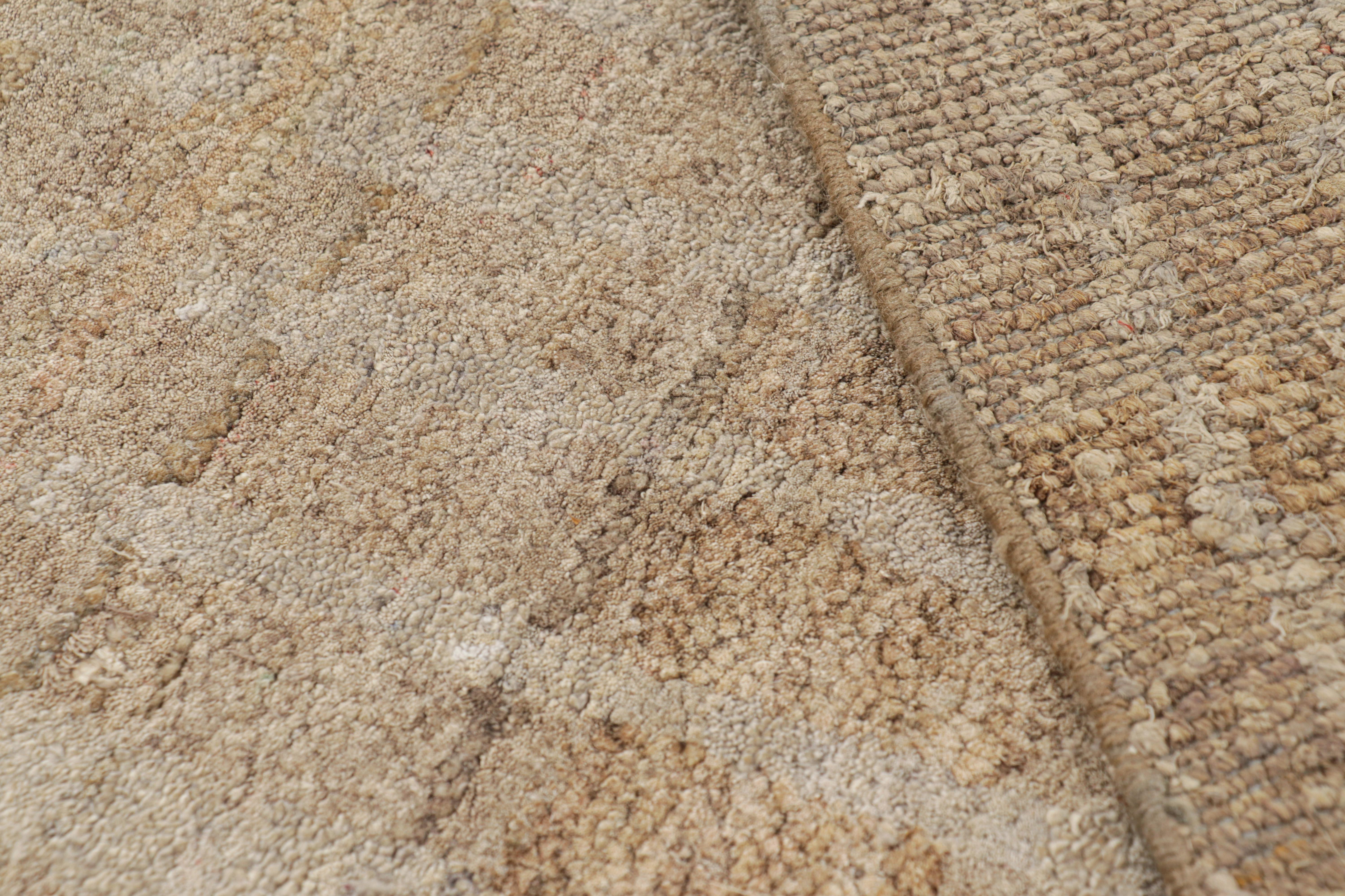 Seta Rug & Kilim è un tappeto contemporaneo dai toni beige-marrone e grigi. in vendita