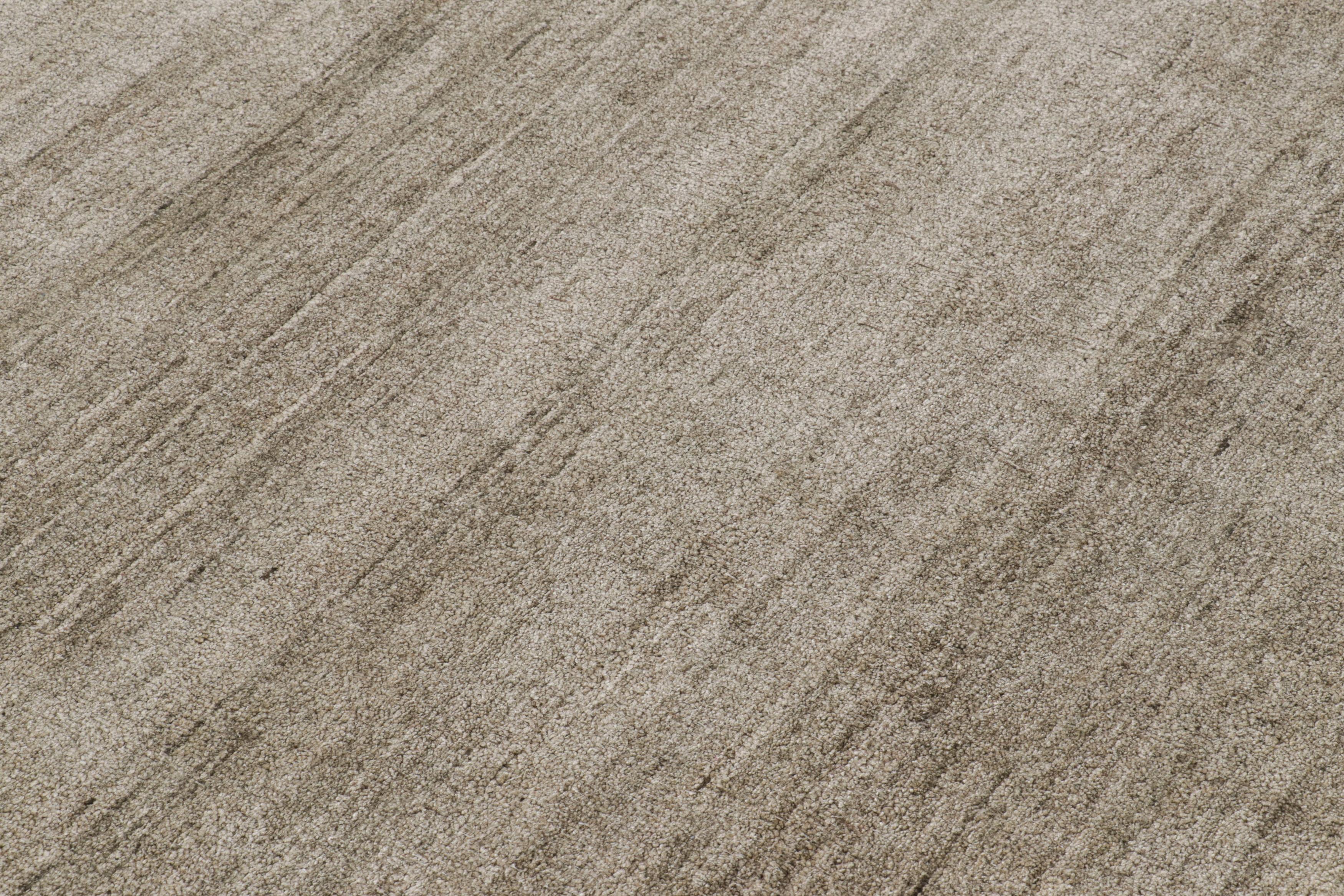 Rug & Kilim's Contemporary Strukturteppich in Beige-Braun-Tönen und Schlieren (Indisch) im Angebot