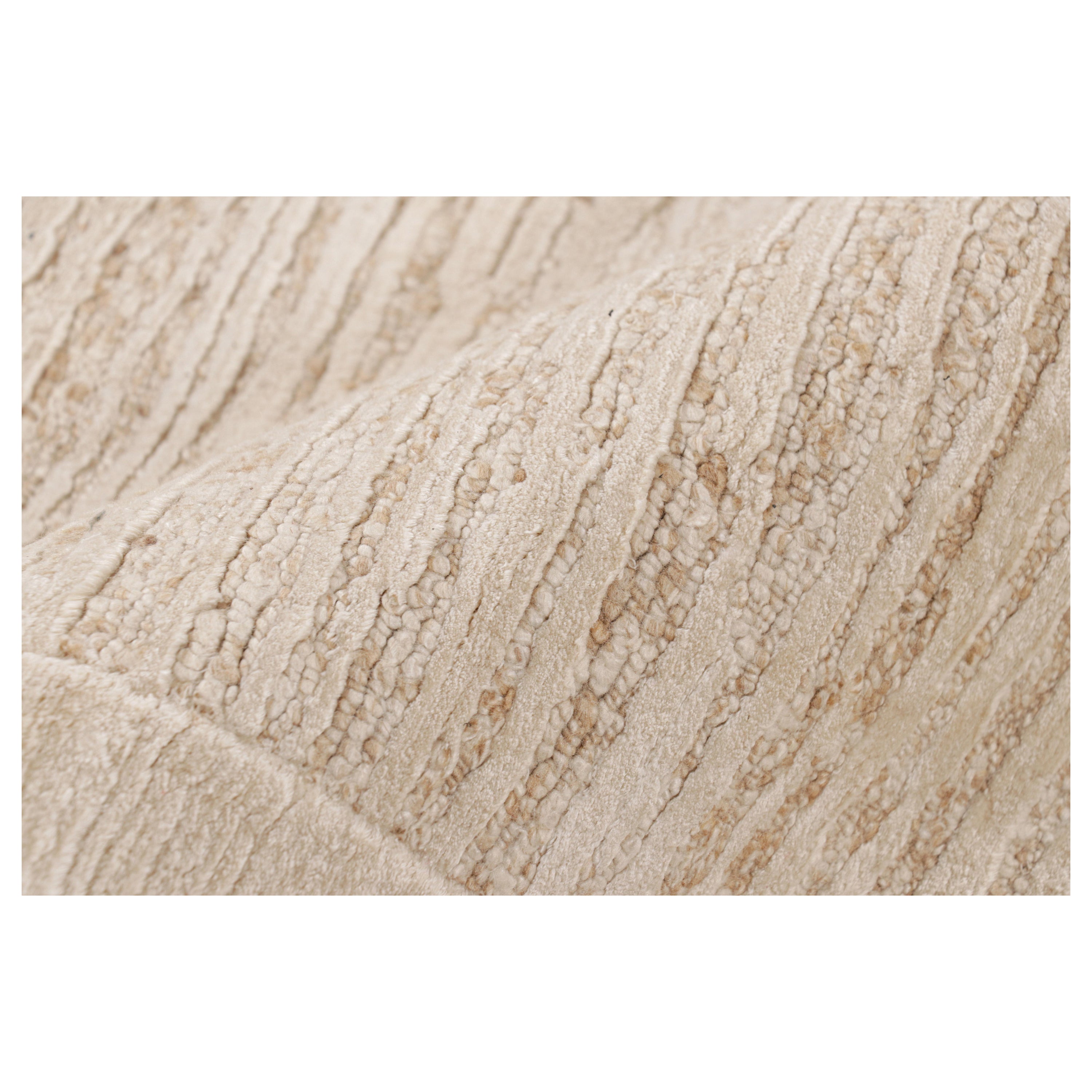 Dieser handgeknüpfte Seidenteppich im Format 9x12 aus der Texture of Color-Linie von Rug & Kilim ist eine originelle Interpretation von unifarbenen Teppichen mit Schlieren. 

Über das Design: 

Die Texture of Color-Kollektion bietet eine originelle