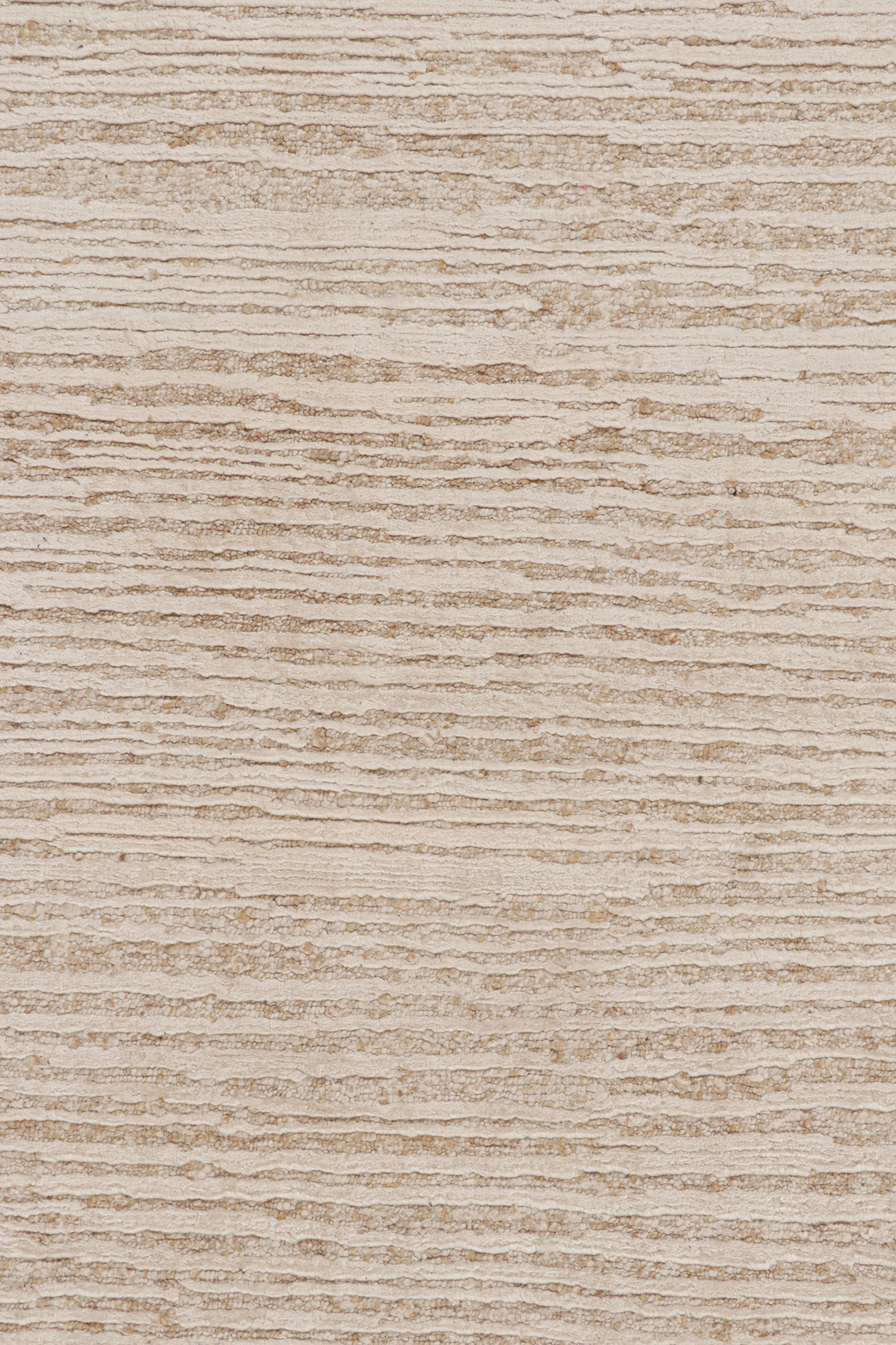 Rug & Kilim's Contemporary Strukturteppich in Beige-, Creme- und Weißtönen (Indisch) im Angebot