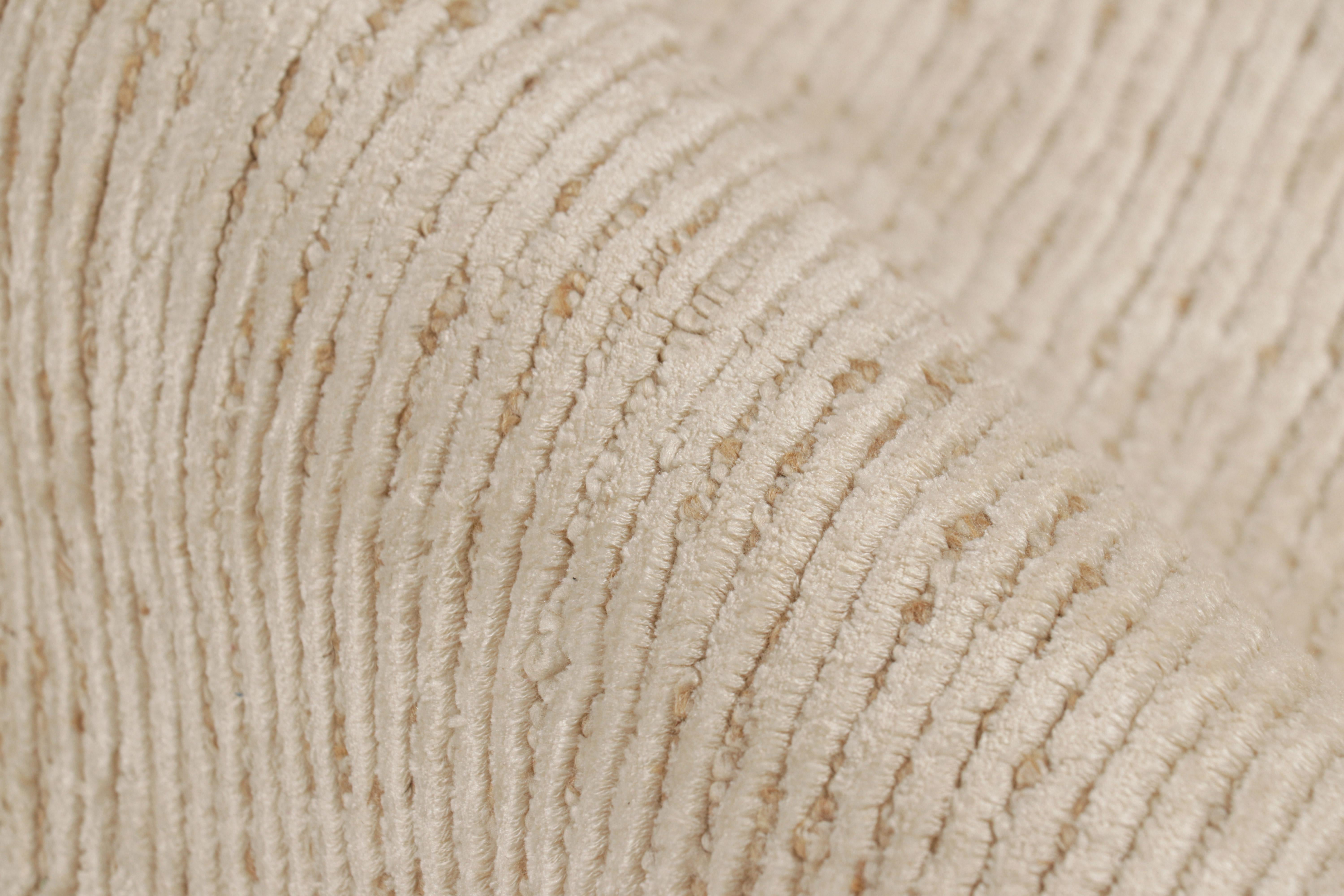 Rug & Kilim's Contemporary Strukturteppich in Beige-, Creme- und Weißtönen (21. Jahrhundert und zeitgenössisch) im Angebot