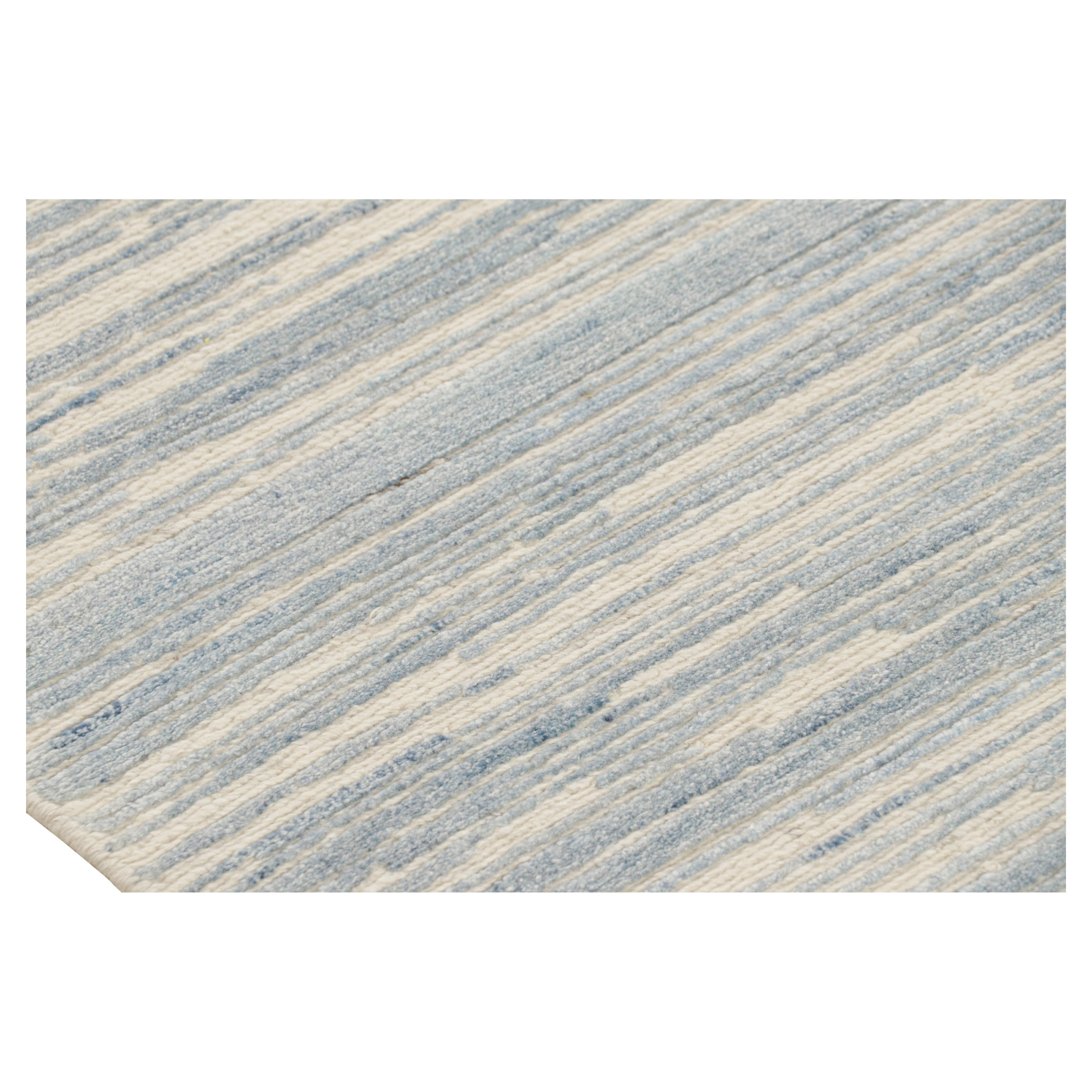 Moderno Rug & Kilim’s Contemporary Textural Rug in Blue and Beige Tones and Striae in vendita
